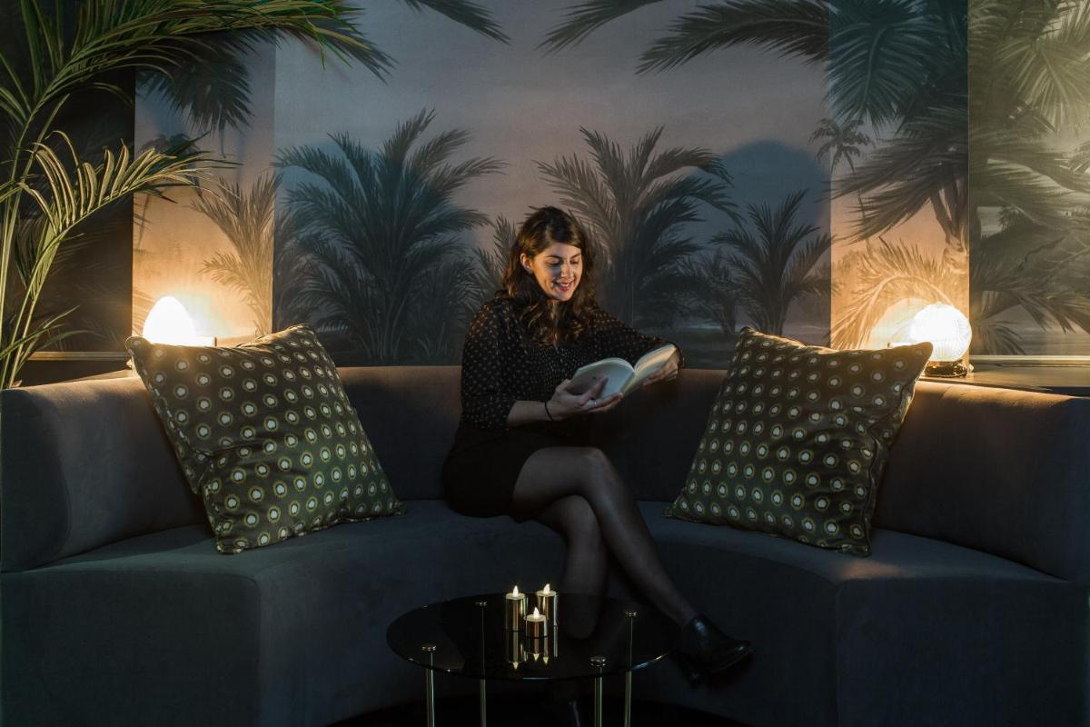 Snob Hotel 23