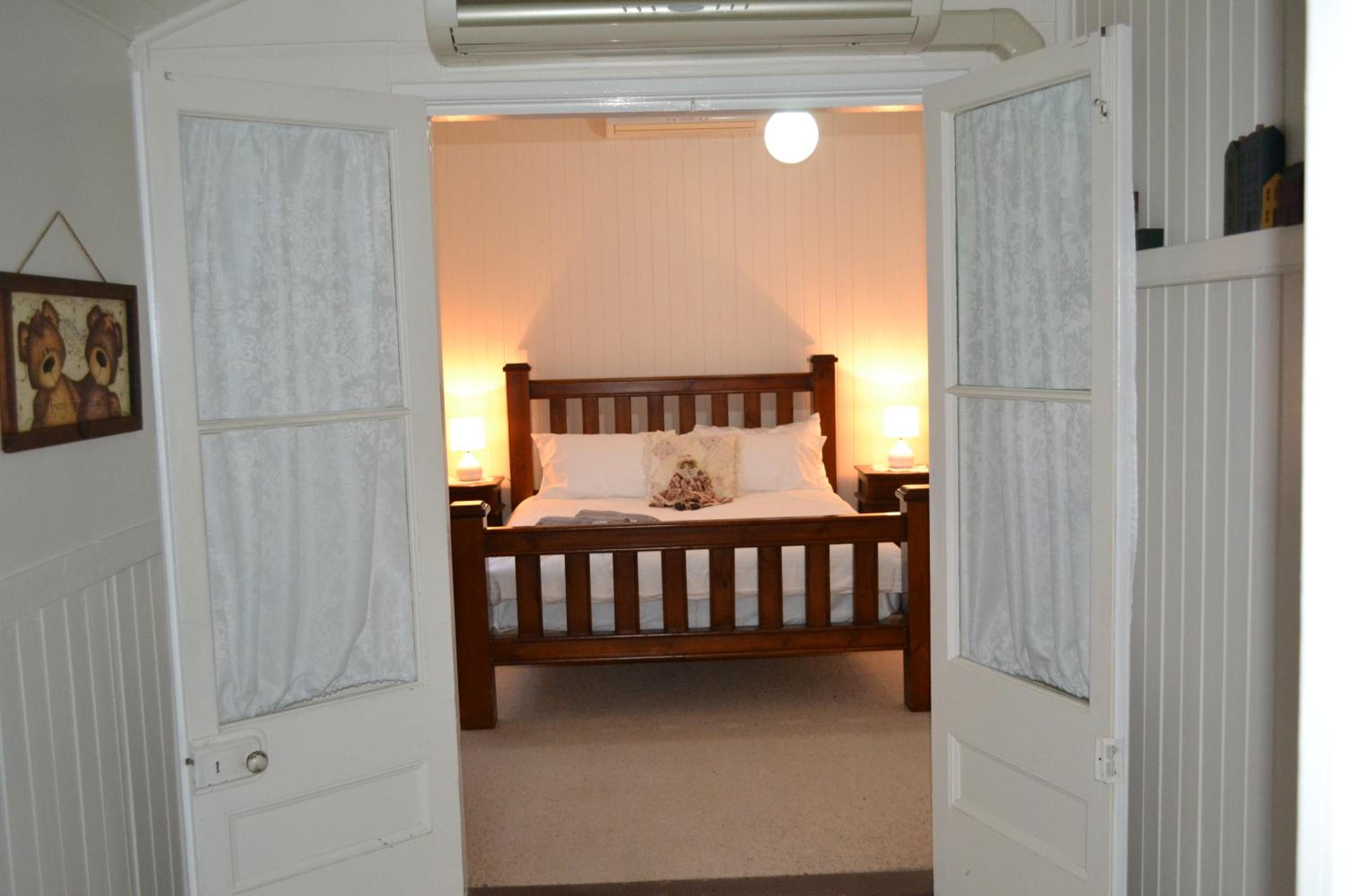 Cherry Blossom Cottage-with country charm and spa