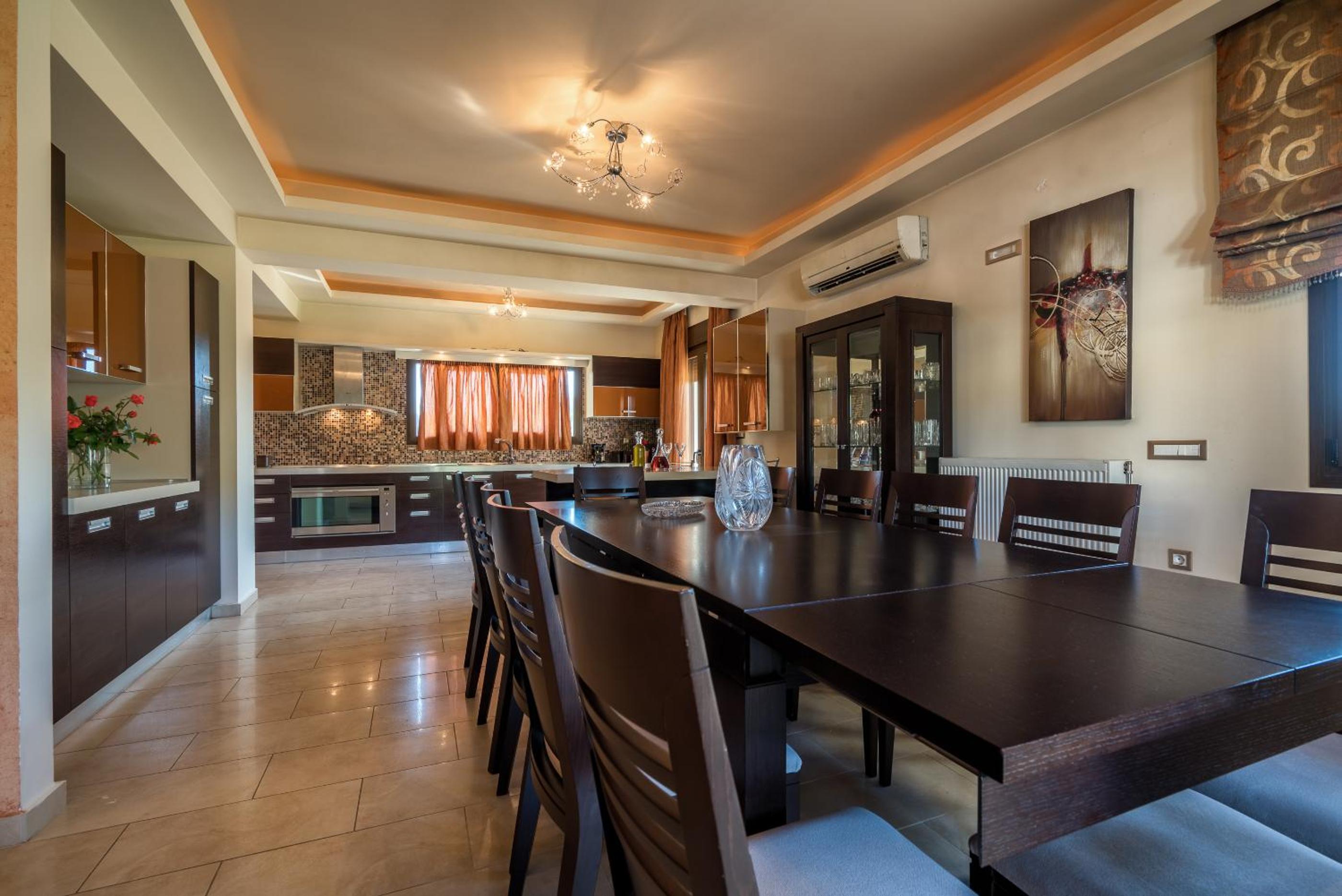 Athena's Holiday Home - Ideal for large groups, by ZanteWize view 4