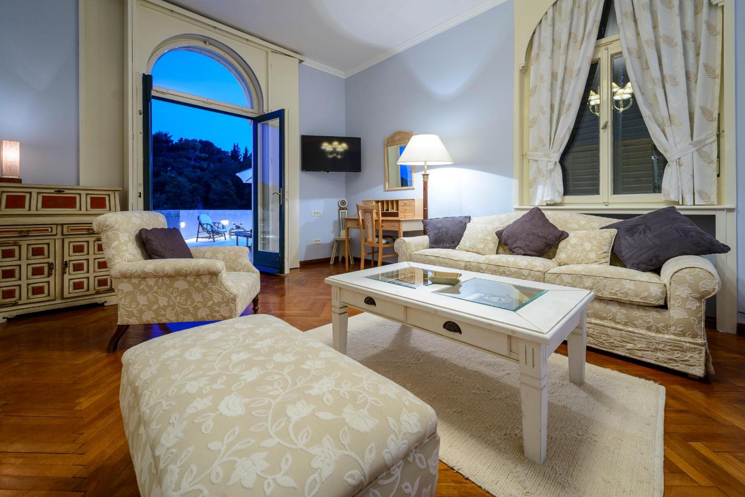 Villa Mediteran Old Town, 5 En-Suites and Hot Tub