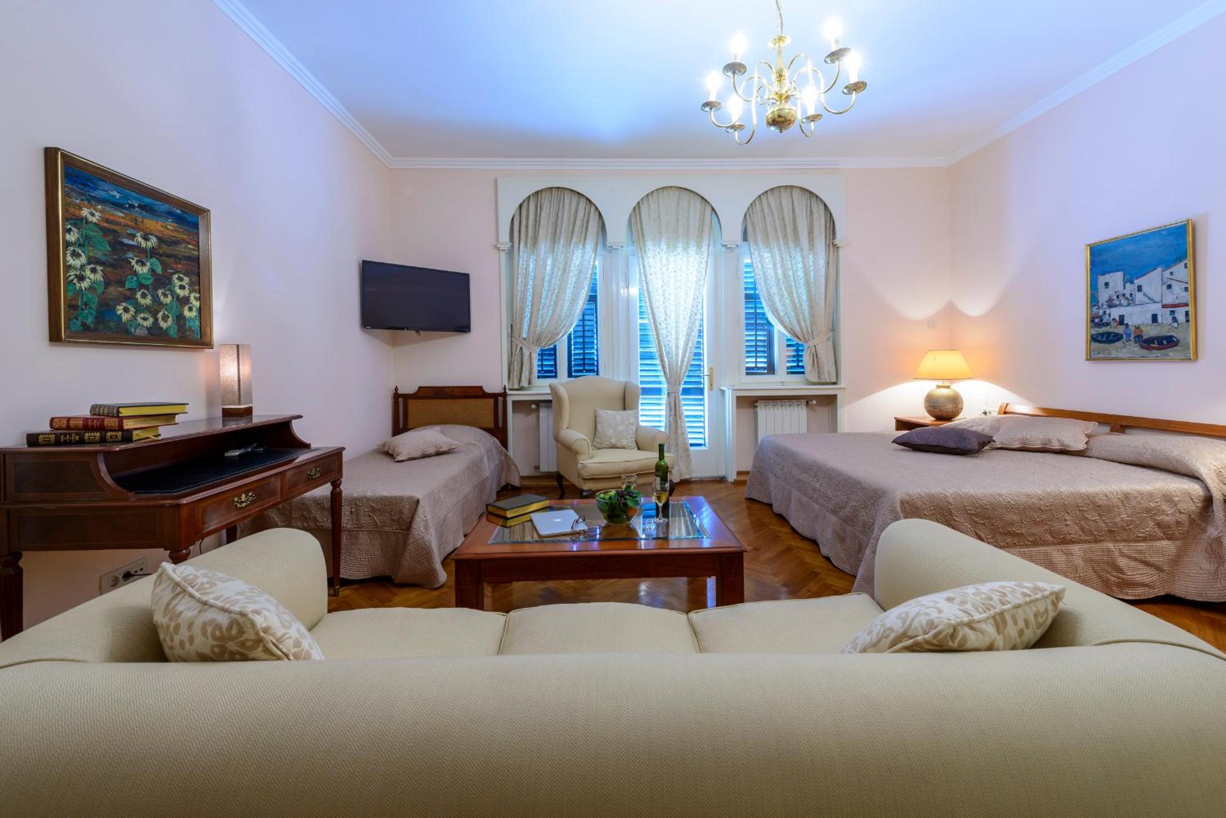 Villa Mediteran Old Town, 5 En-Suites and Hot Tub