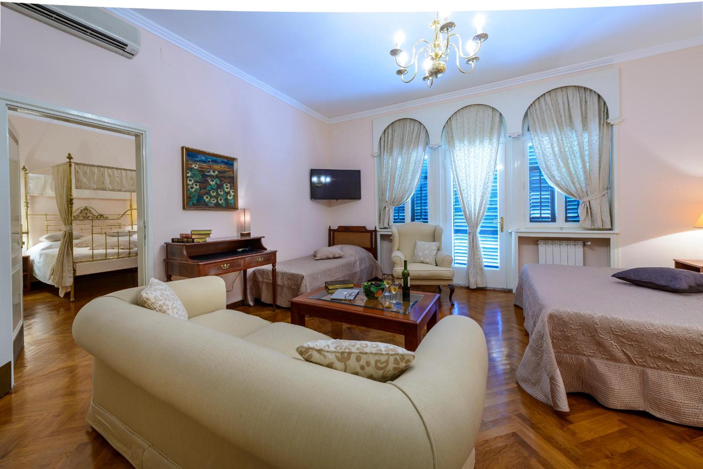 Villa Mediteran Old Town, 5 En-Suites and Hot Tub