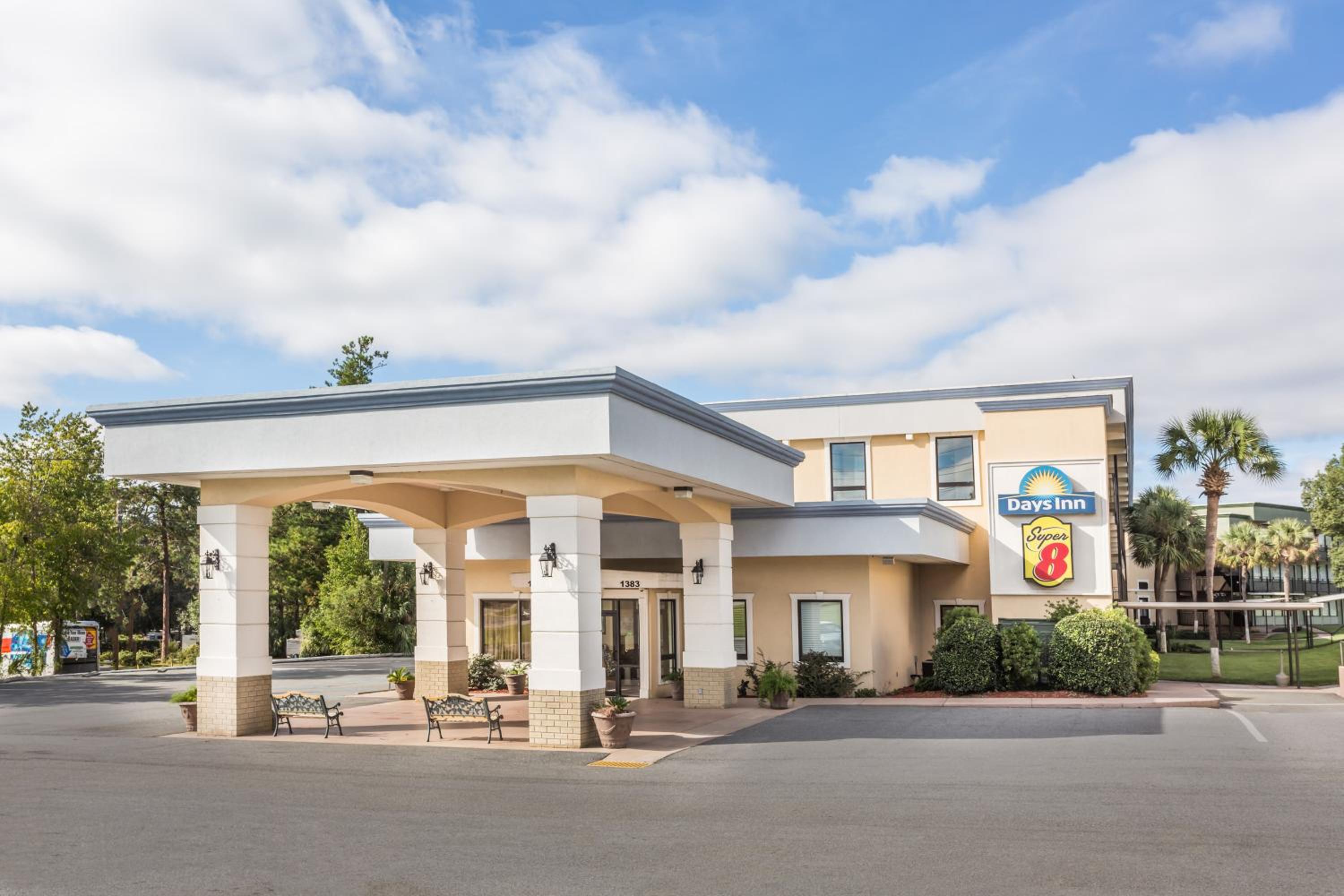 Valdosta Vacations - Super 8 by Wyndham Valdosta Mall - Property Image 24
