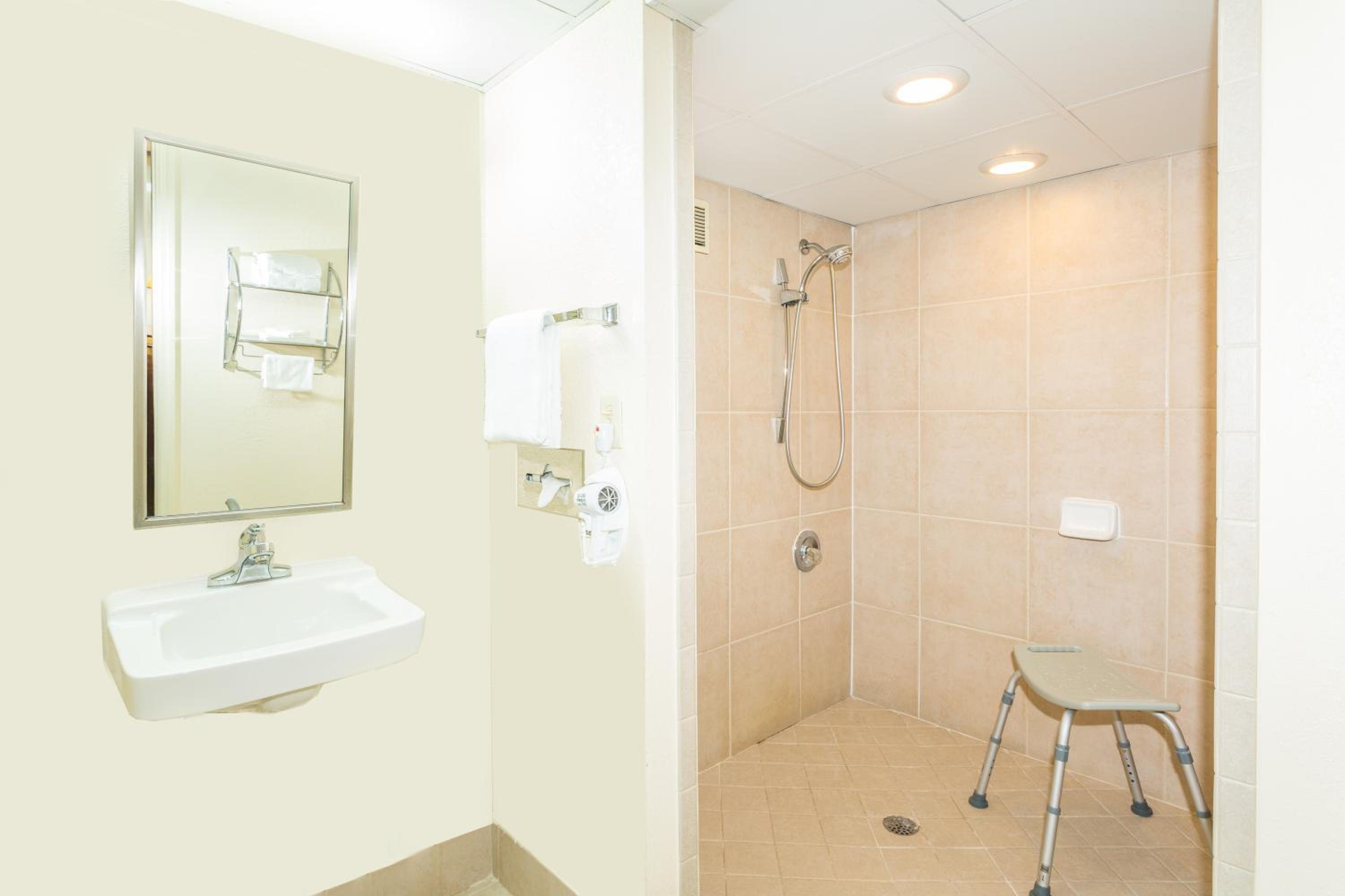 Valdosta Vacations - Super 8 by Wyndham Valdosta Mall - Property Image 10