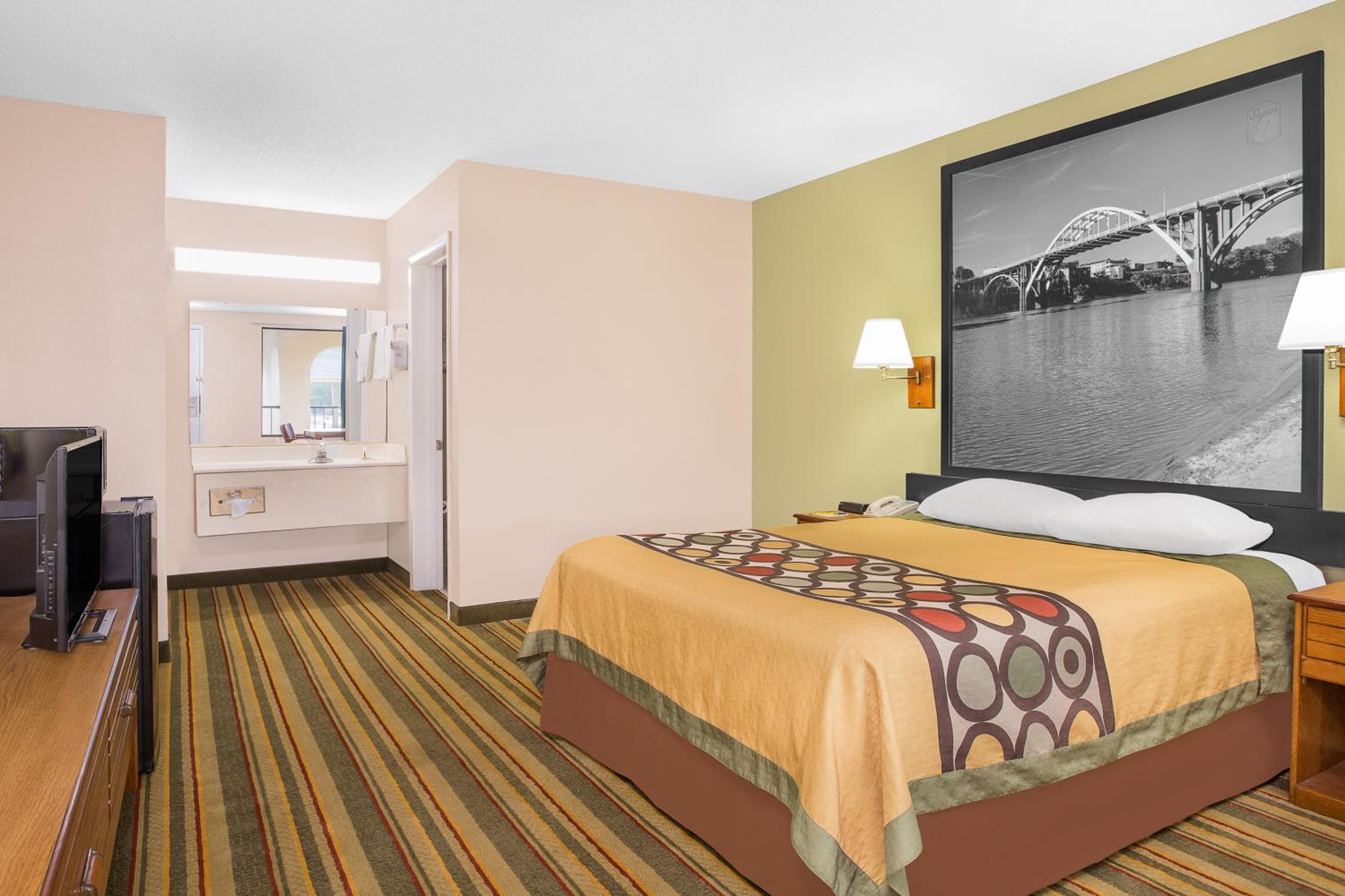 Eufaula Vacations - Super 8 by Wyndham Eufaula - Property Image 5