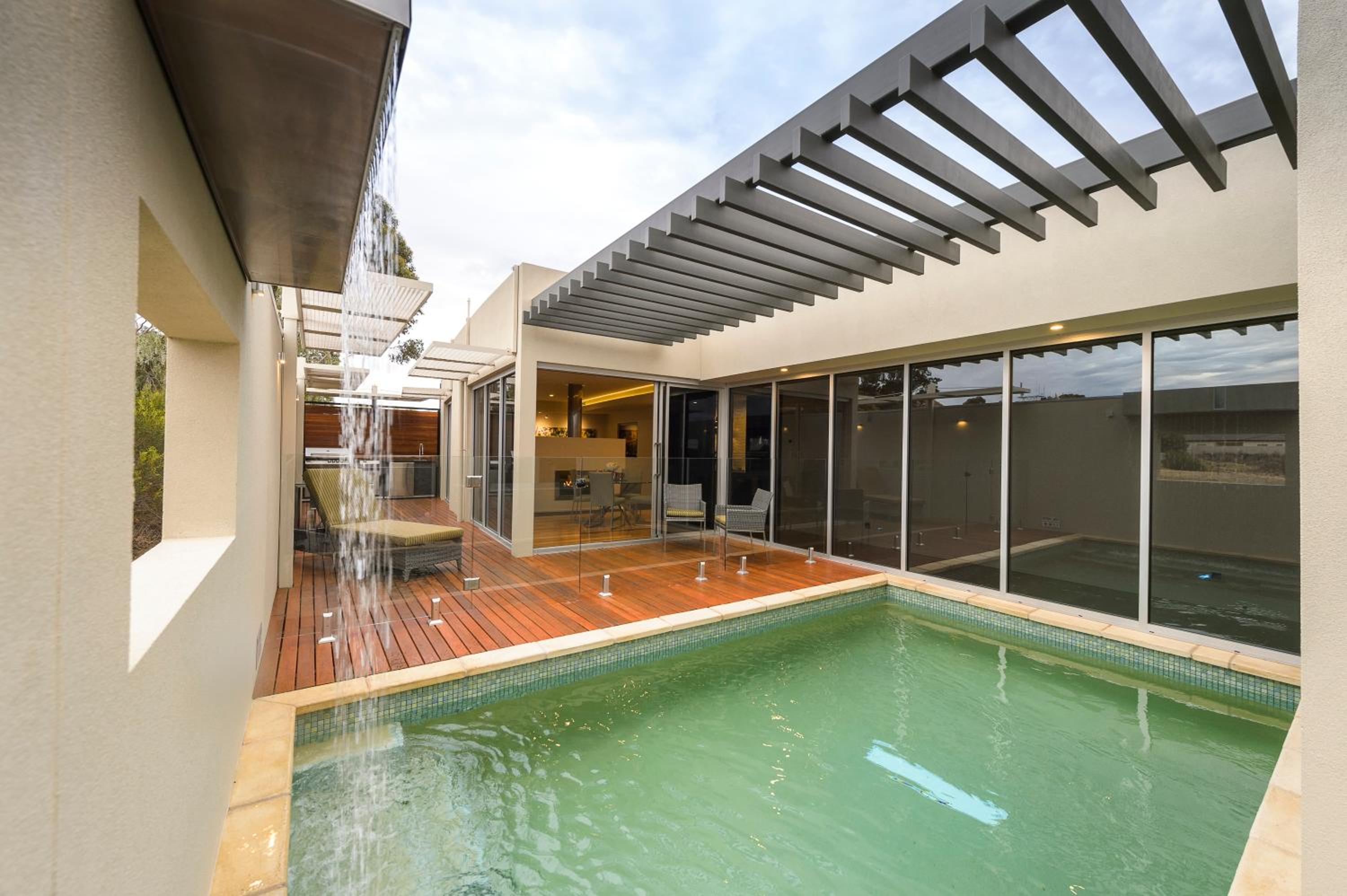 The Frames - Award-Winning Couples Retreat with Private Heated Pool, Spa & Sauna