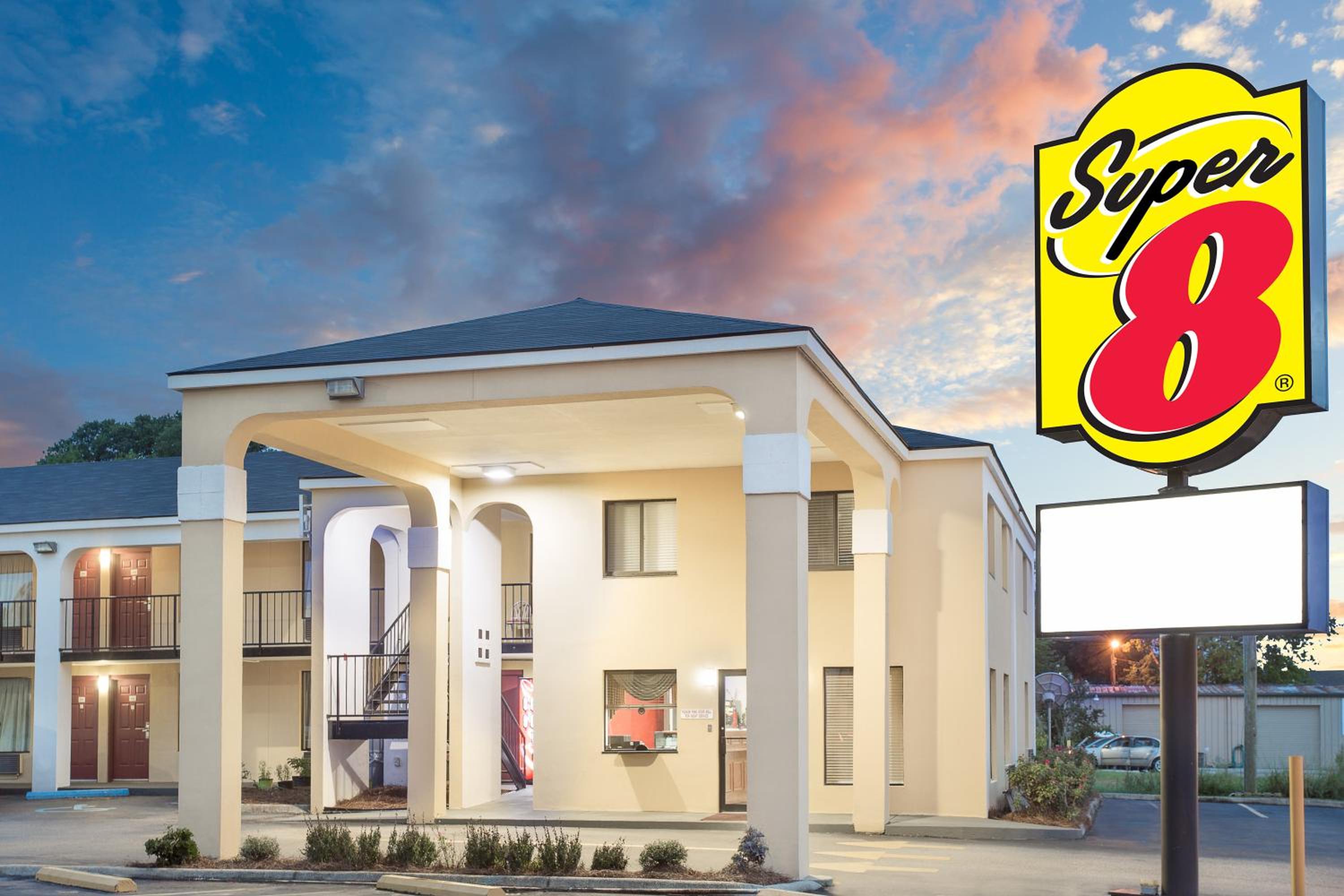 Eufaula Vacations - Super 8 by Wyndham Eufaula - Property Image 1