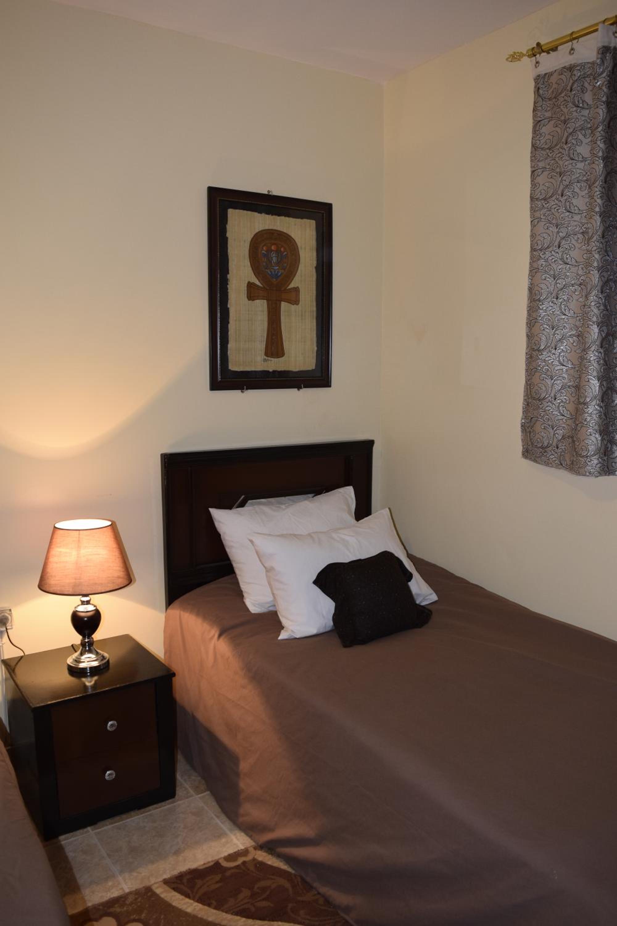Pyramids Overlook Inn