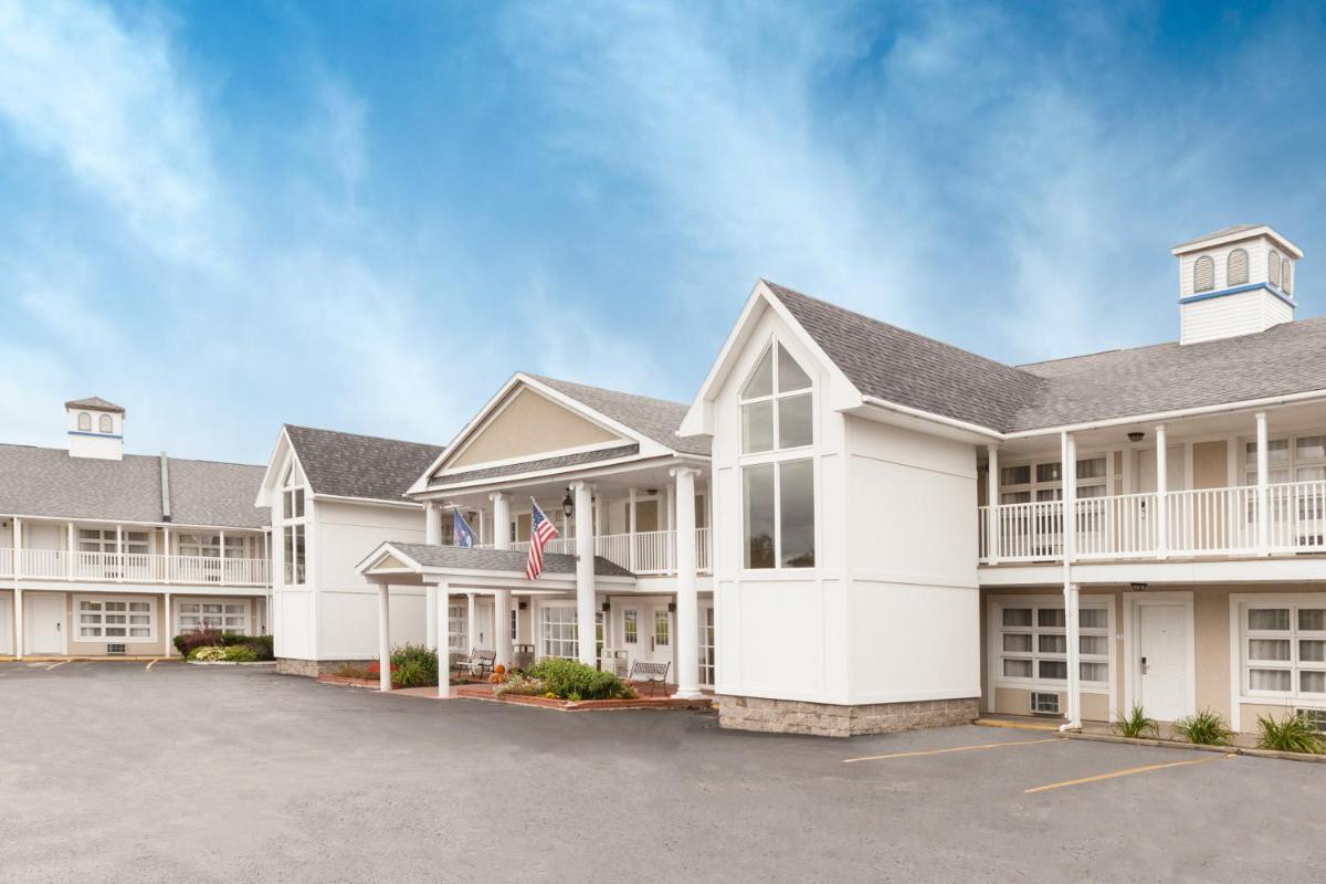 Hotel Baymont by Wyndham St. Ignace Lakefront