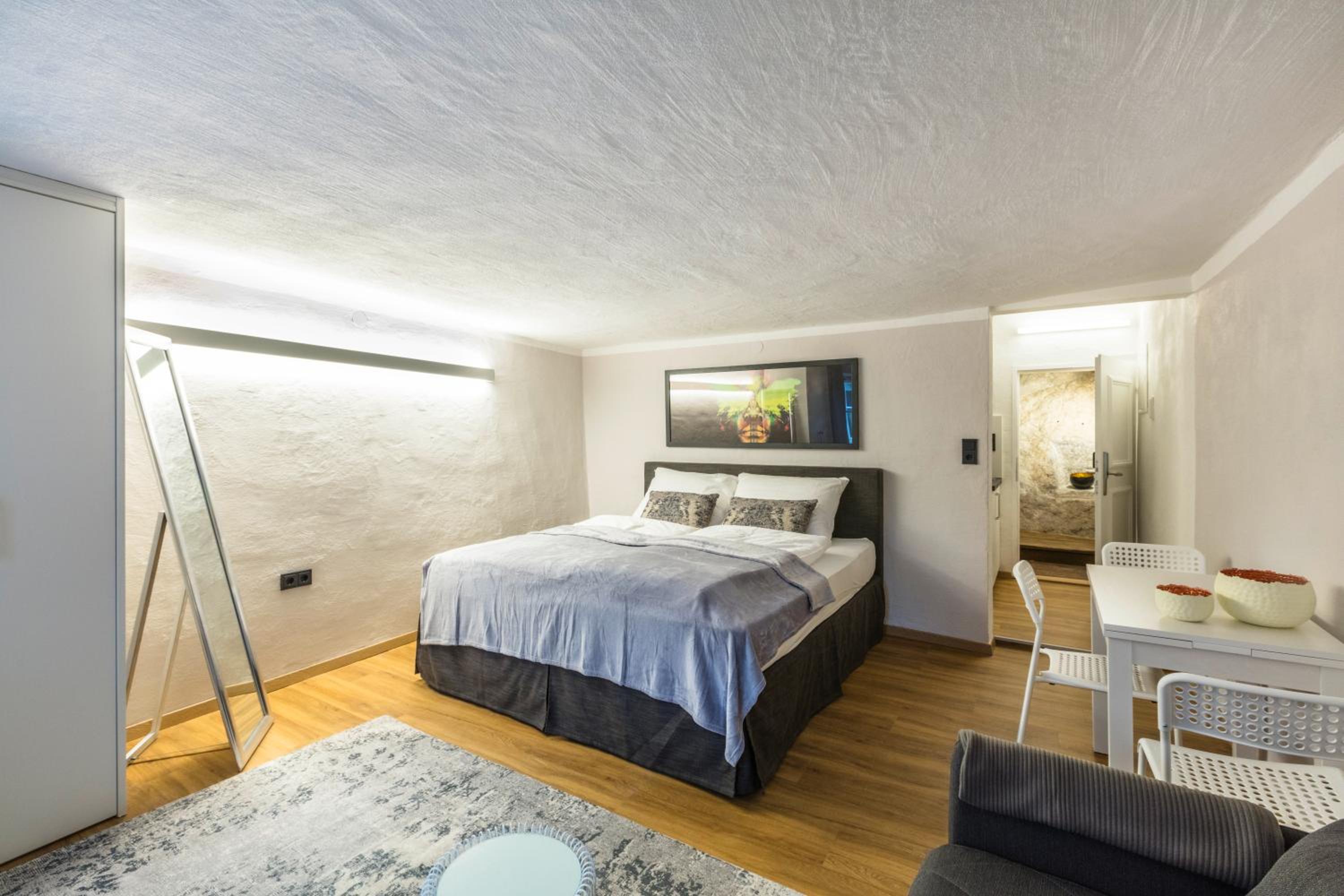 APT. STONE-LODGE
