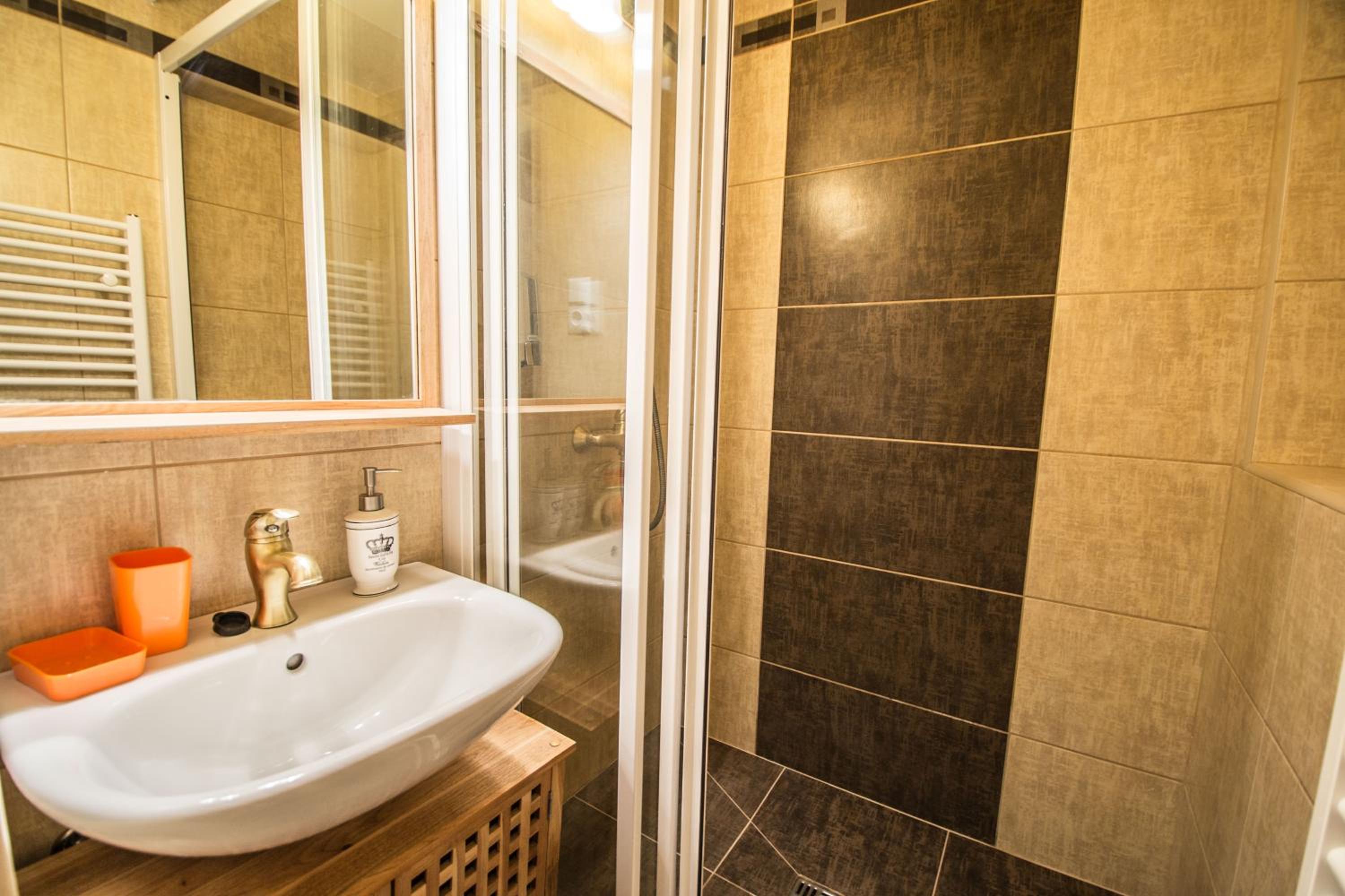Colonial Ruterra 2BDR Apartment