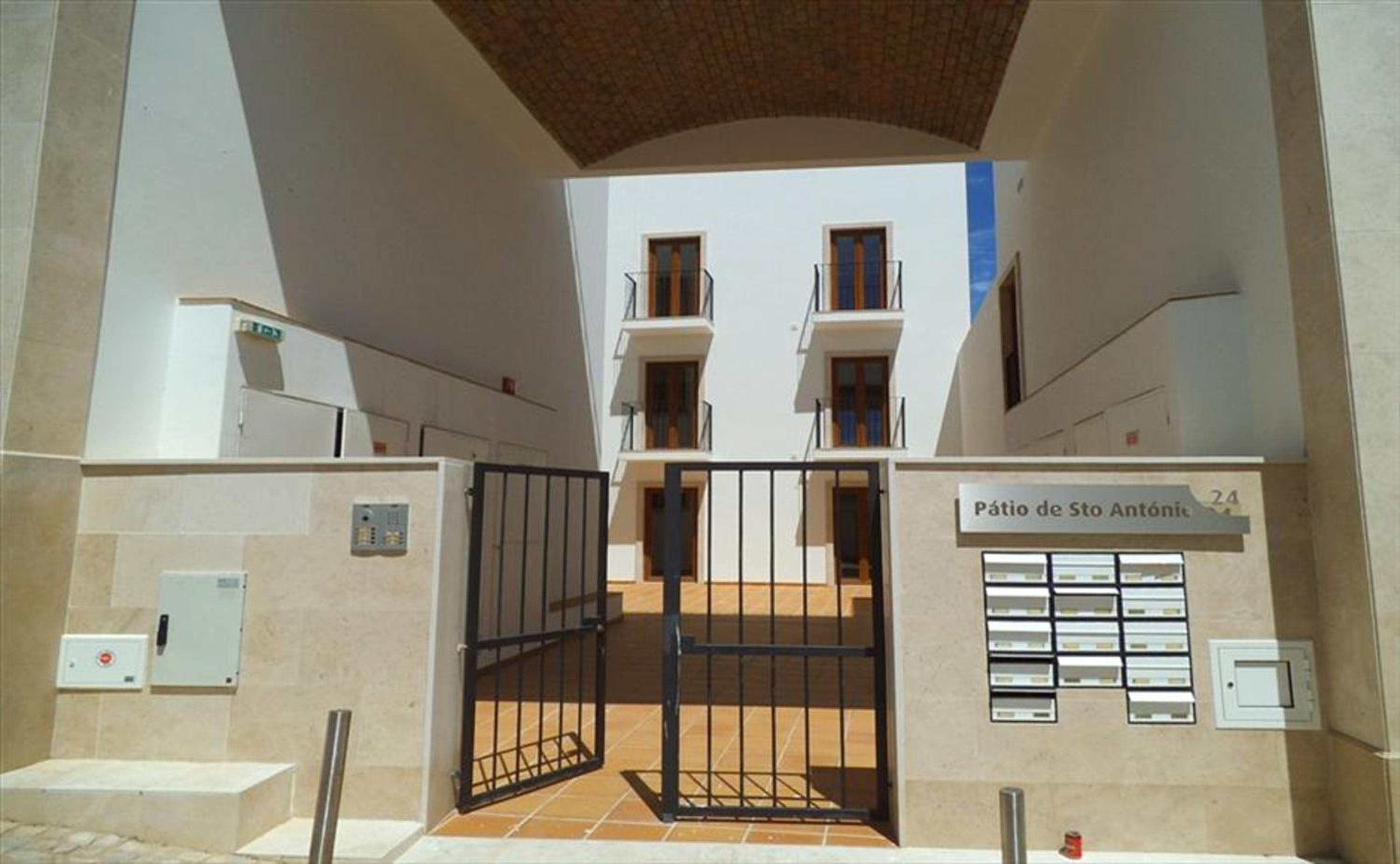 Hotel Henris Apartments Pateo De Santo Antonio