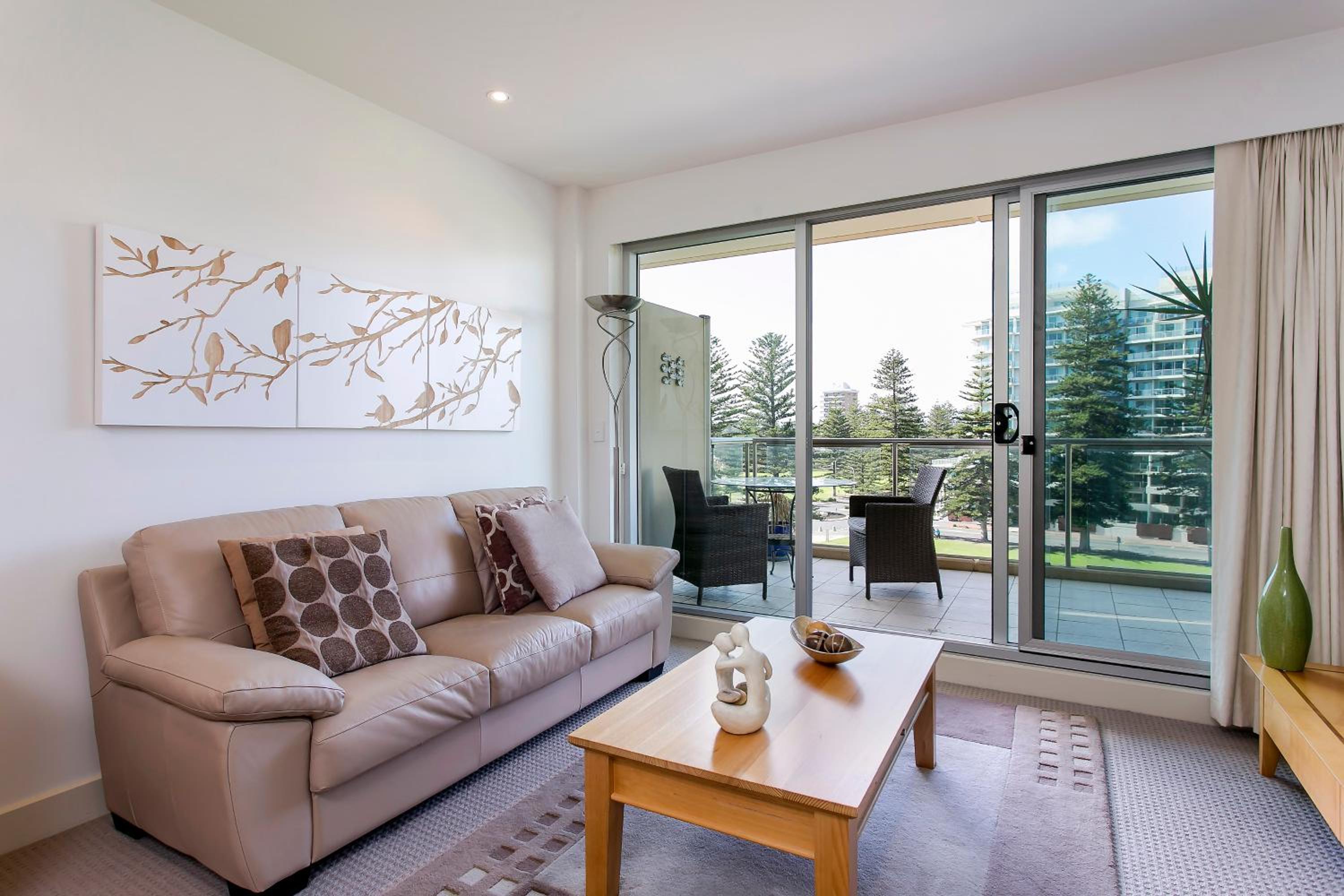 Glenelg Holiday Apartments-Pier Direct Beach Front Free Parking