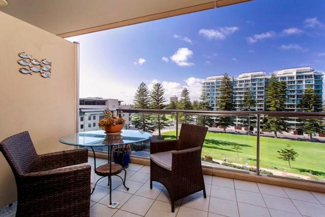 Glenelg Holiday Apartments-Pier Direct Beach Front Free Parking