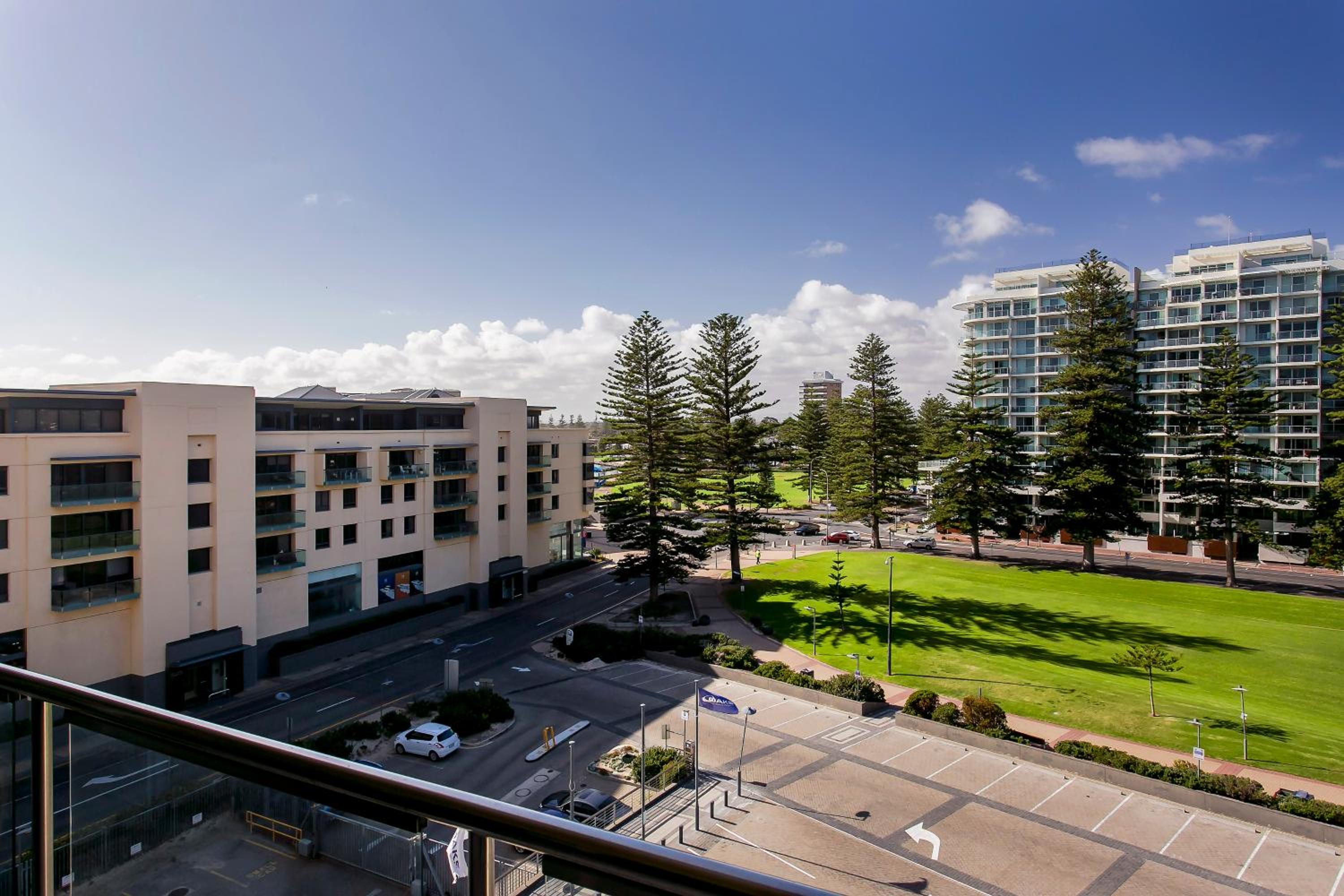 Glenelg Holiday Apartments-Pier Direct Beach Front Free Parking