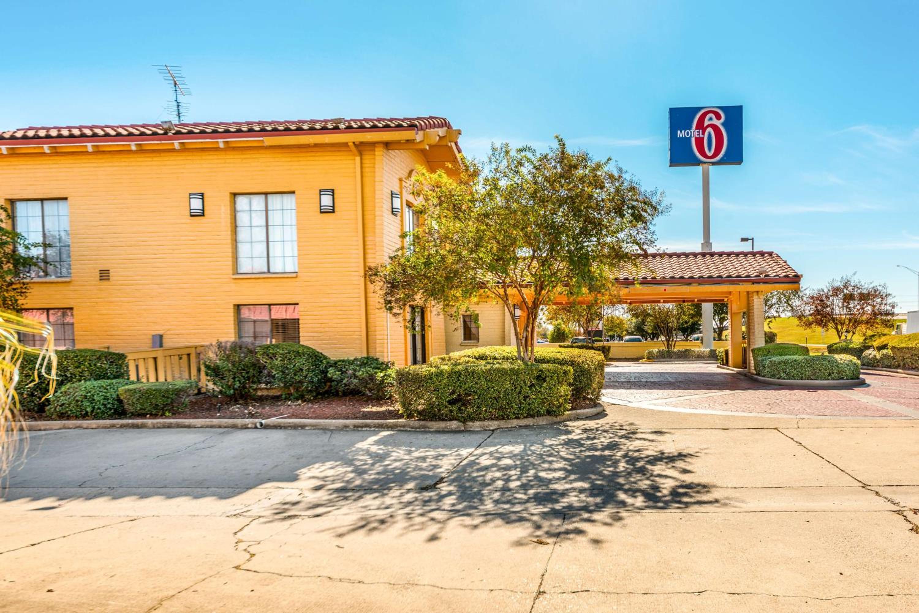 Monroe Vacations - Motel 6-Monroe, LA - Property Image 1