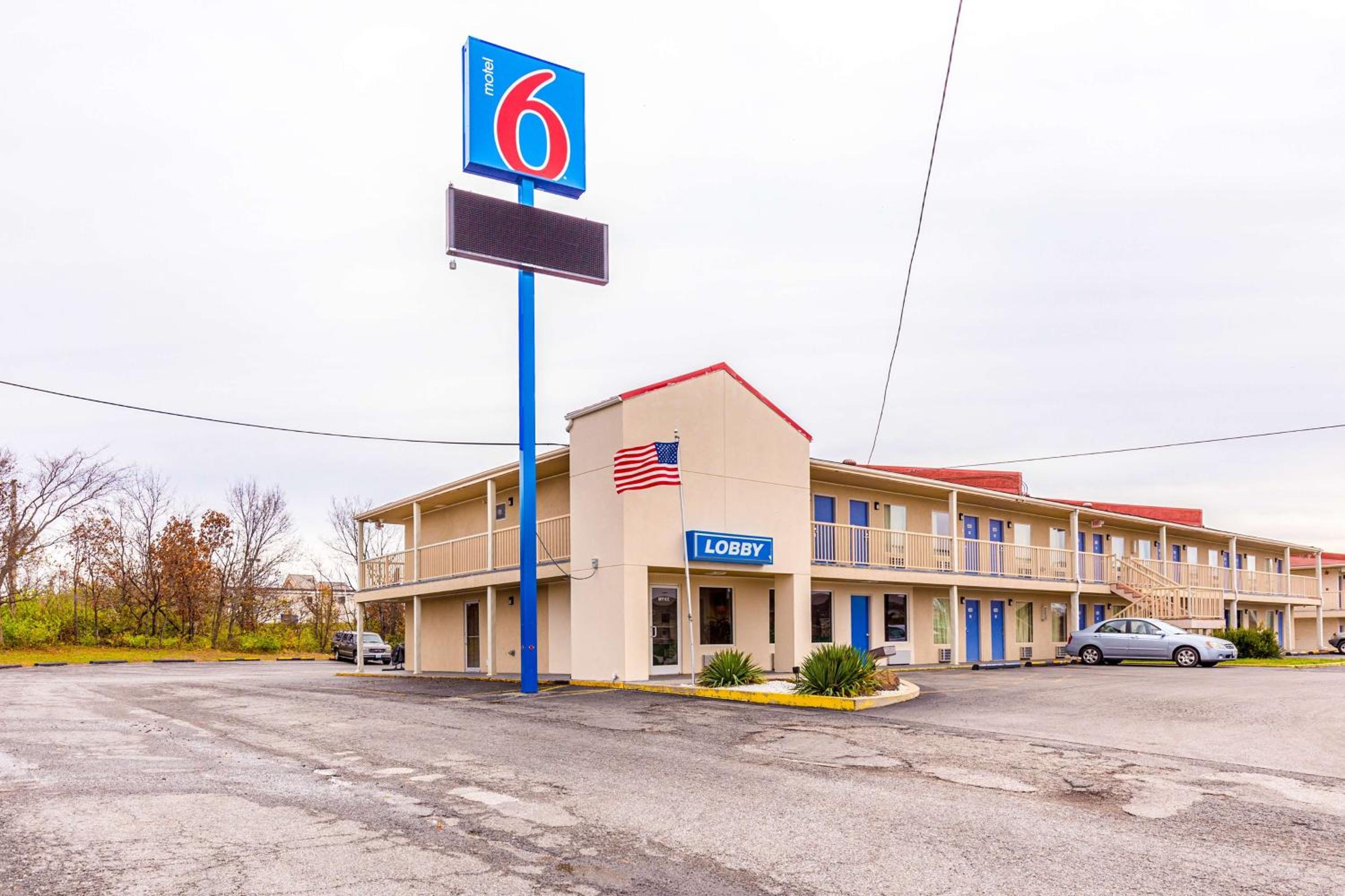 Mount Vernon Vacations - Motel 6-Mount Vernon, IL - Property Image 1