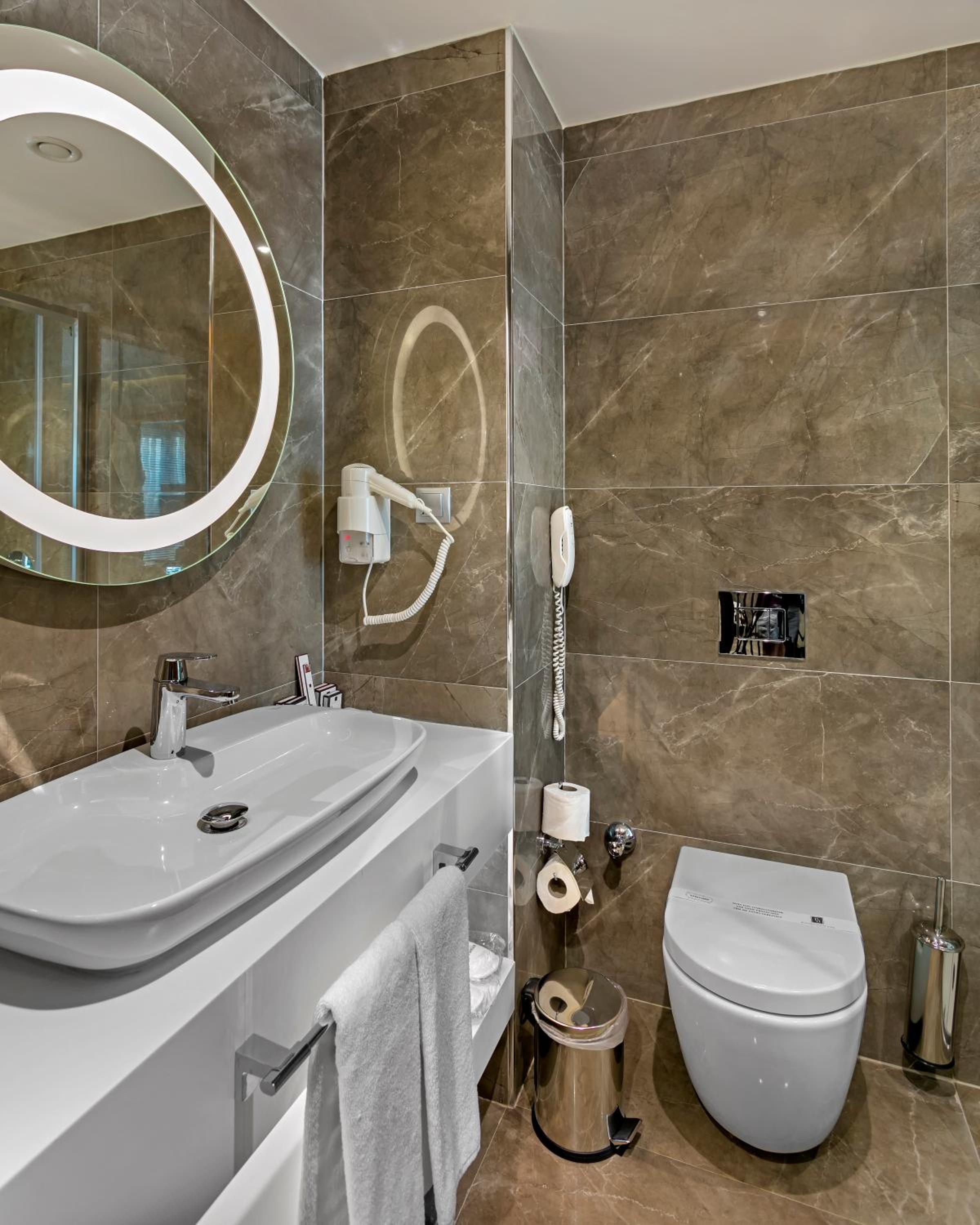 B Business Hotel & Spa - Image 14