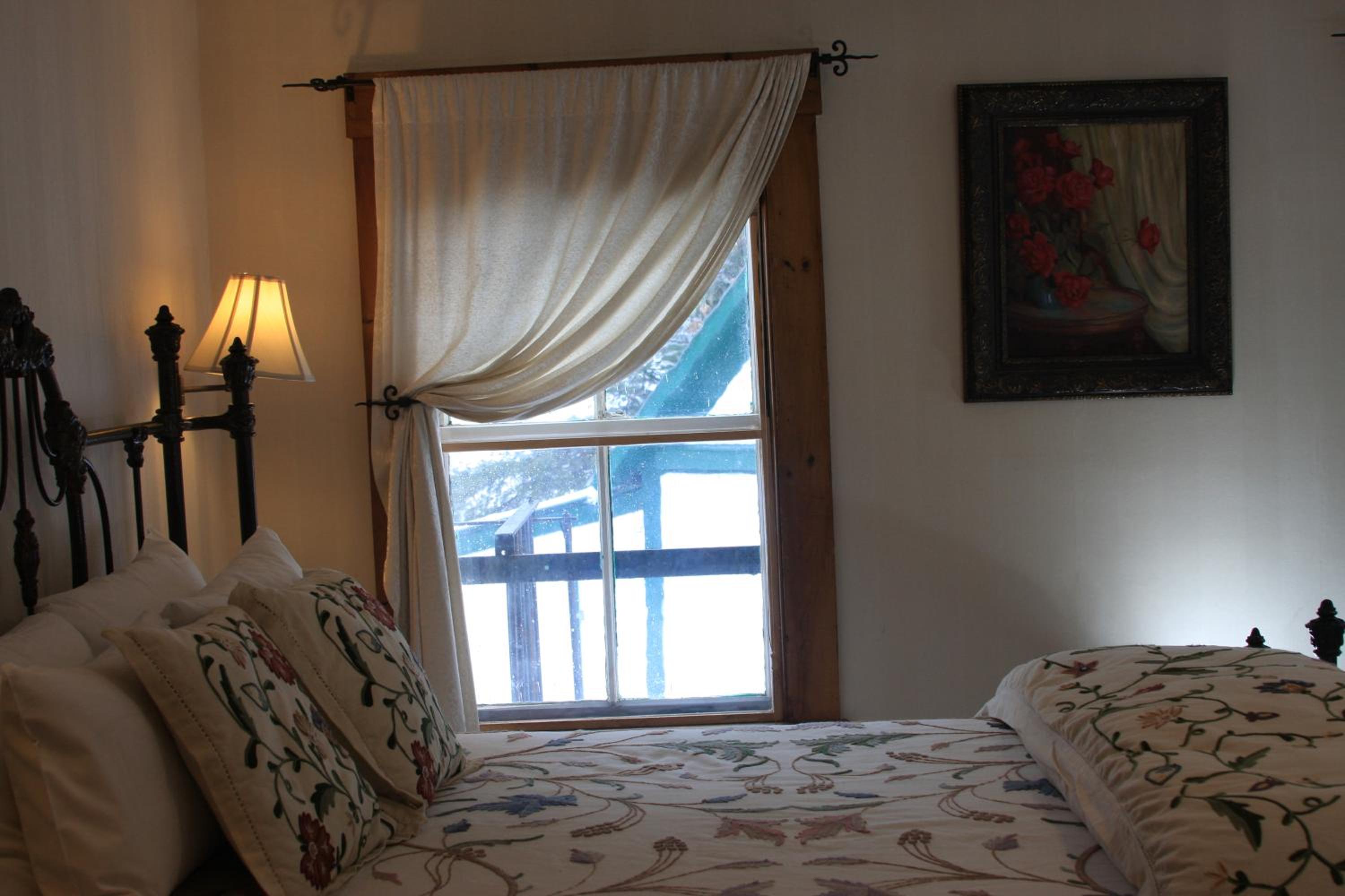 Follansbee Inn