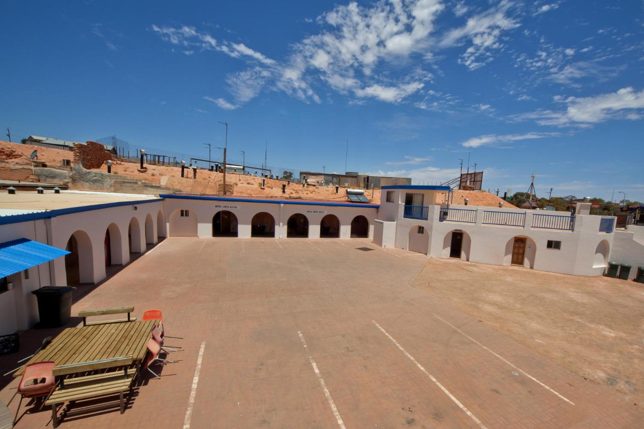 Radeka Downunder Underground Motel