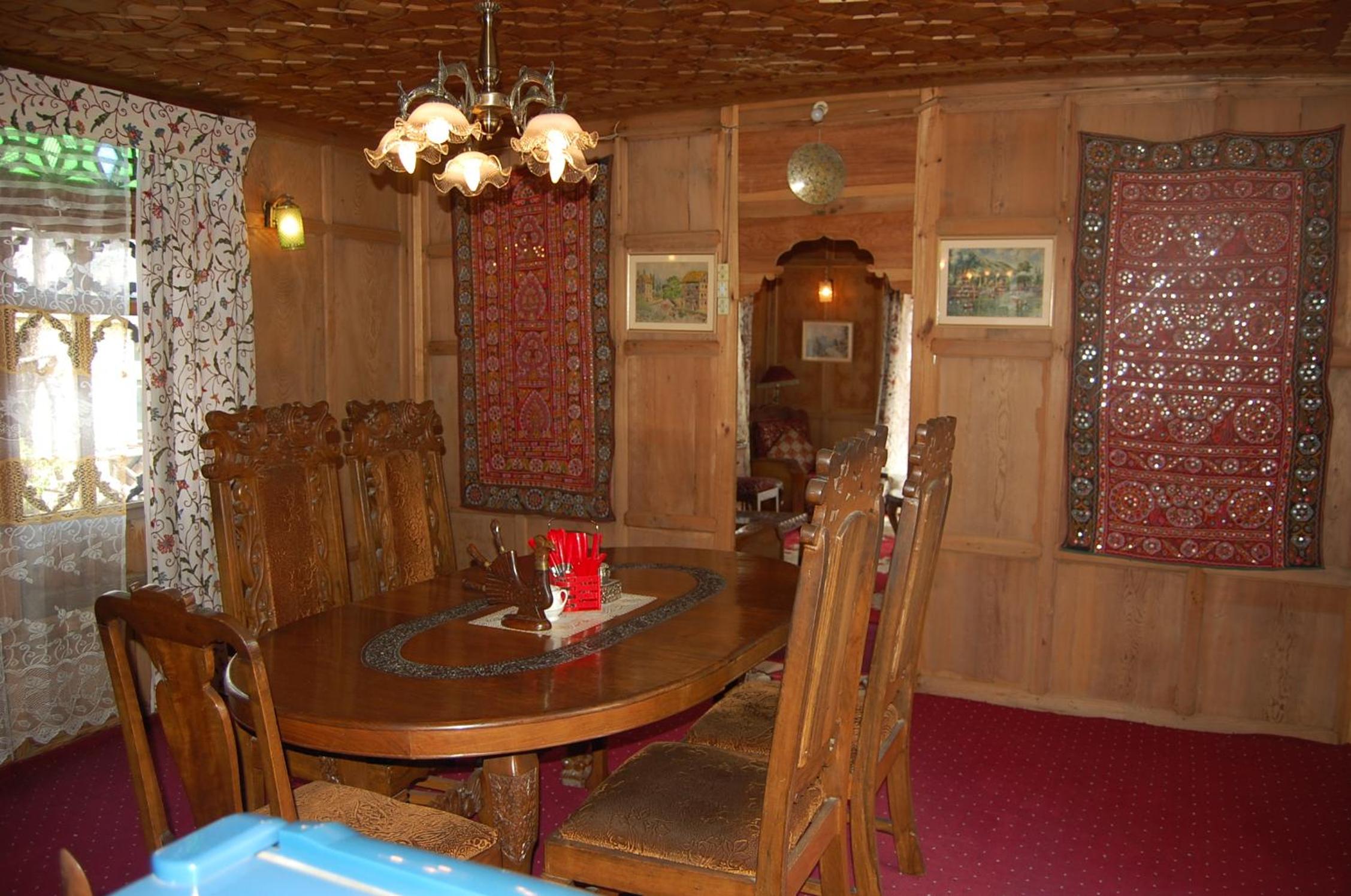 White House Group Of Houseboats - Image 3