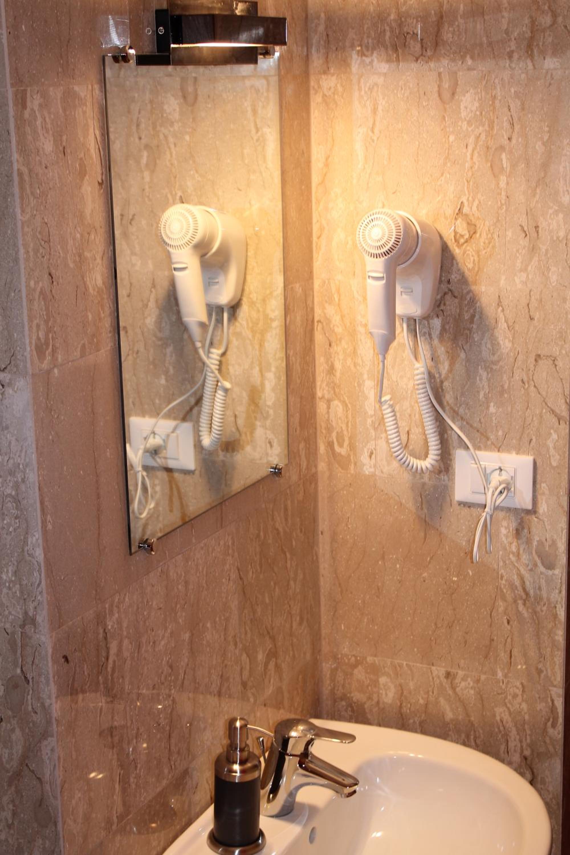 Roma Art Rooms