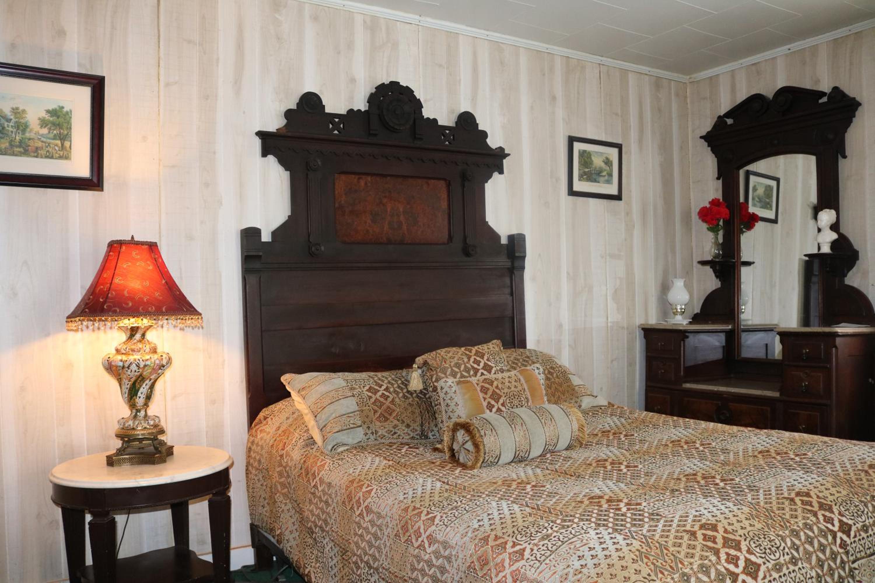 Colonial Inn