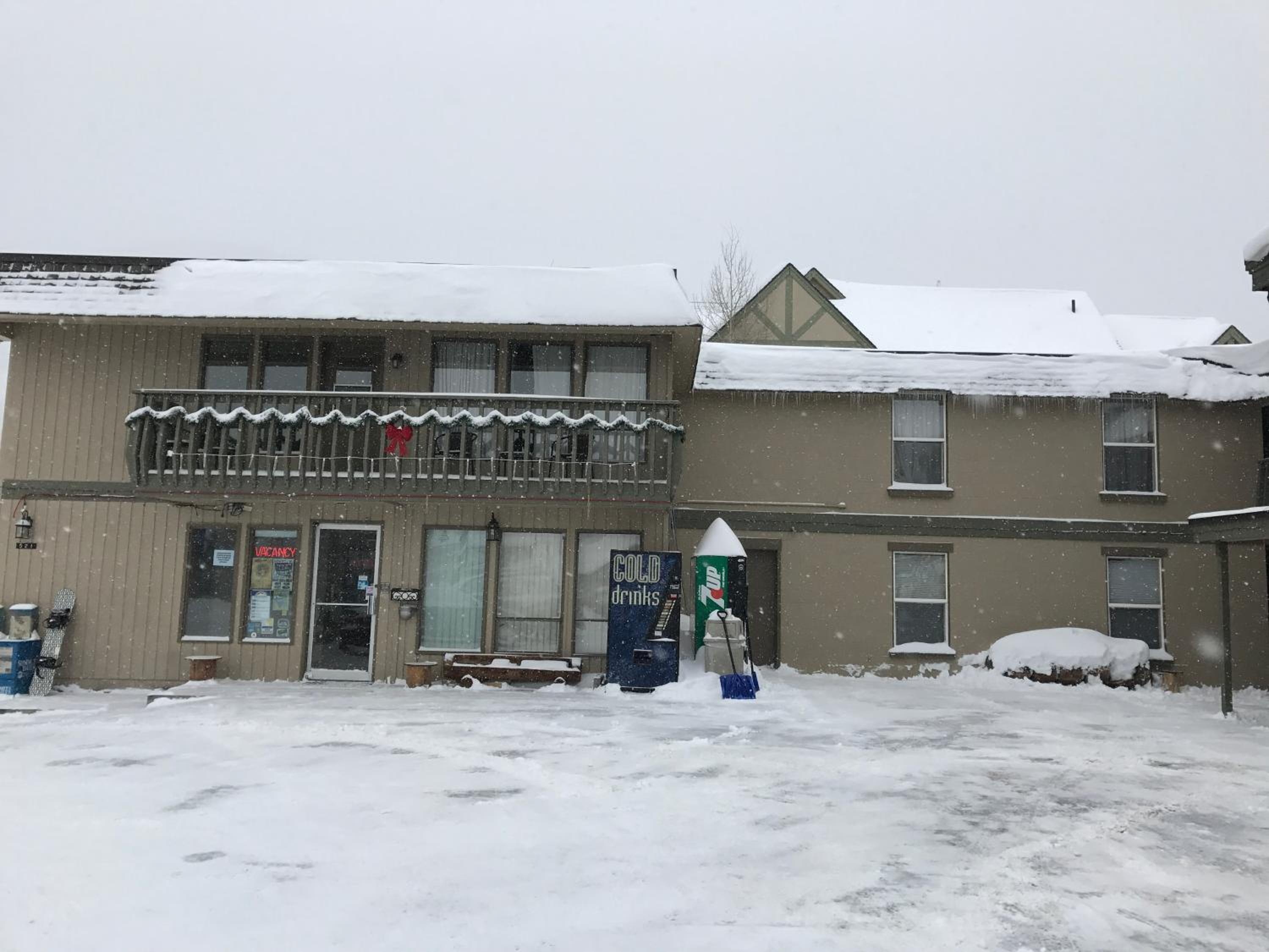 Snowshoe Motel