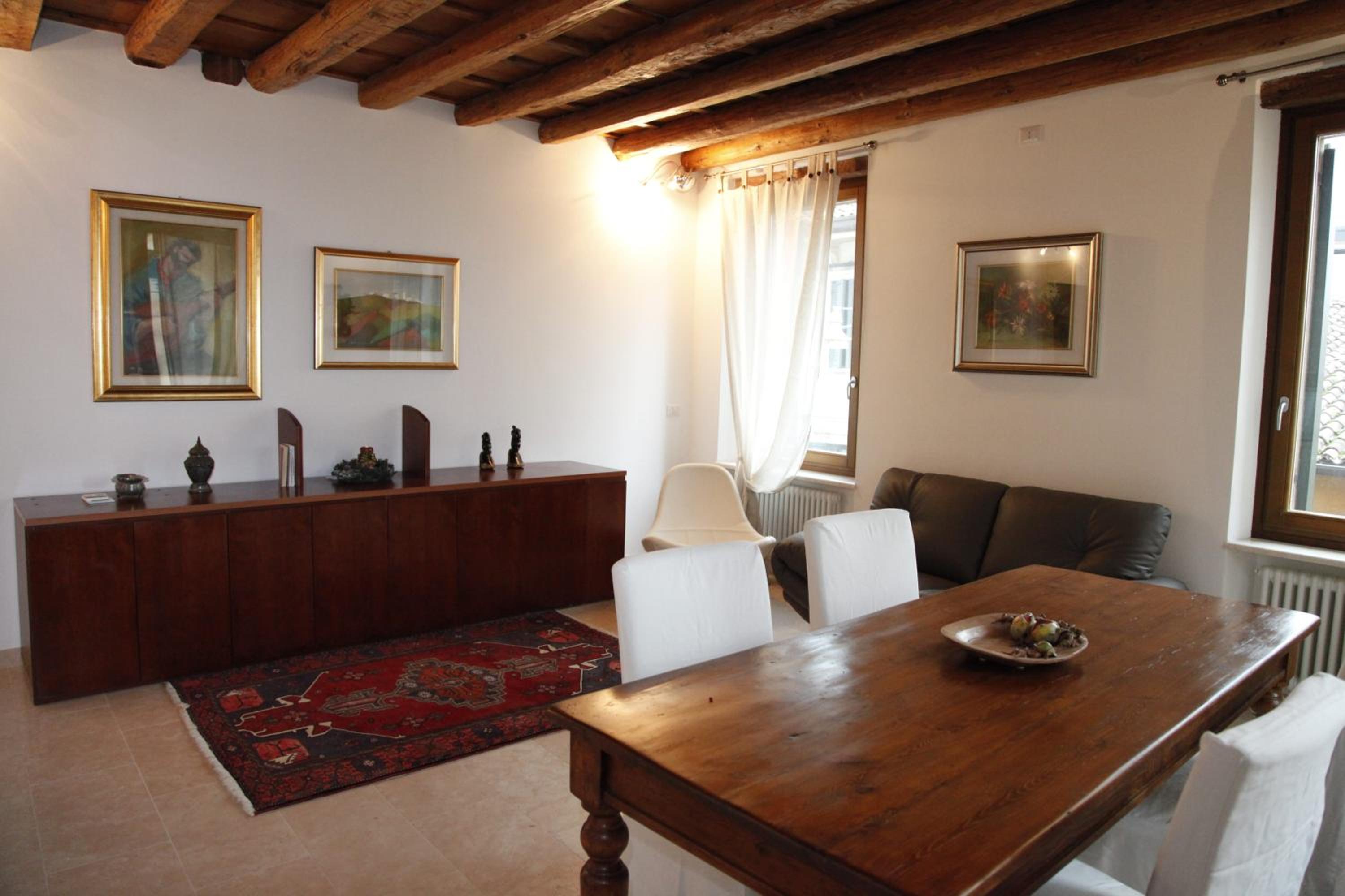 Centre 2 bedroom Flat photo 5