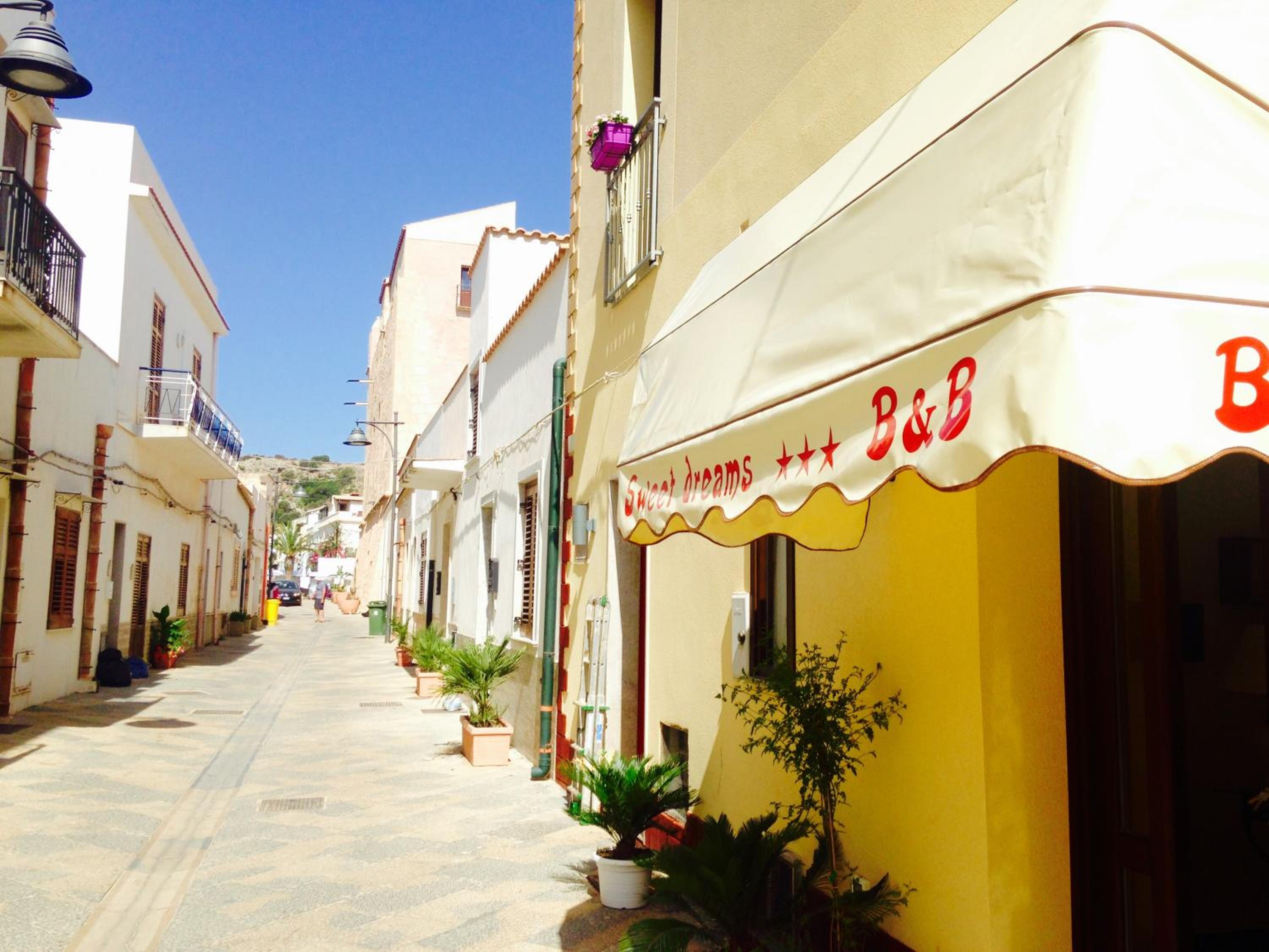 Hotel Sweet Dreams - Image 1