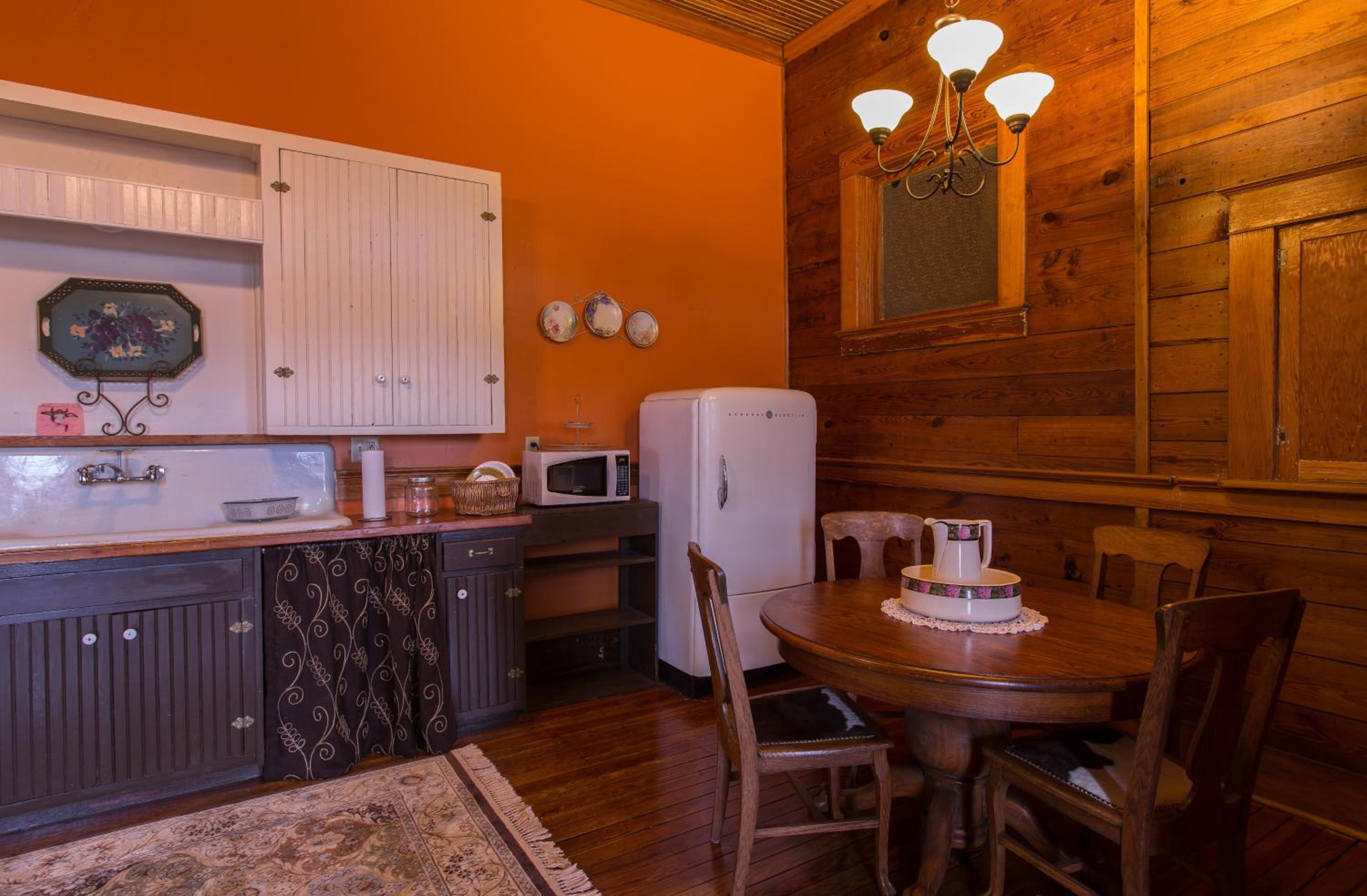 Upstairs Inn - Property Image 16