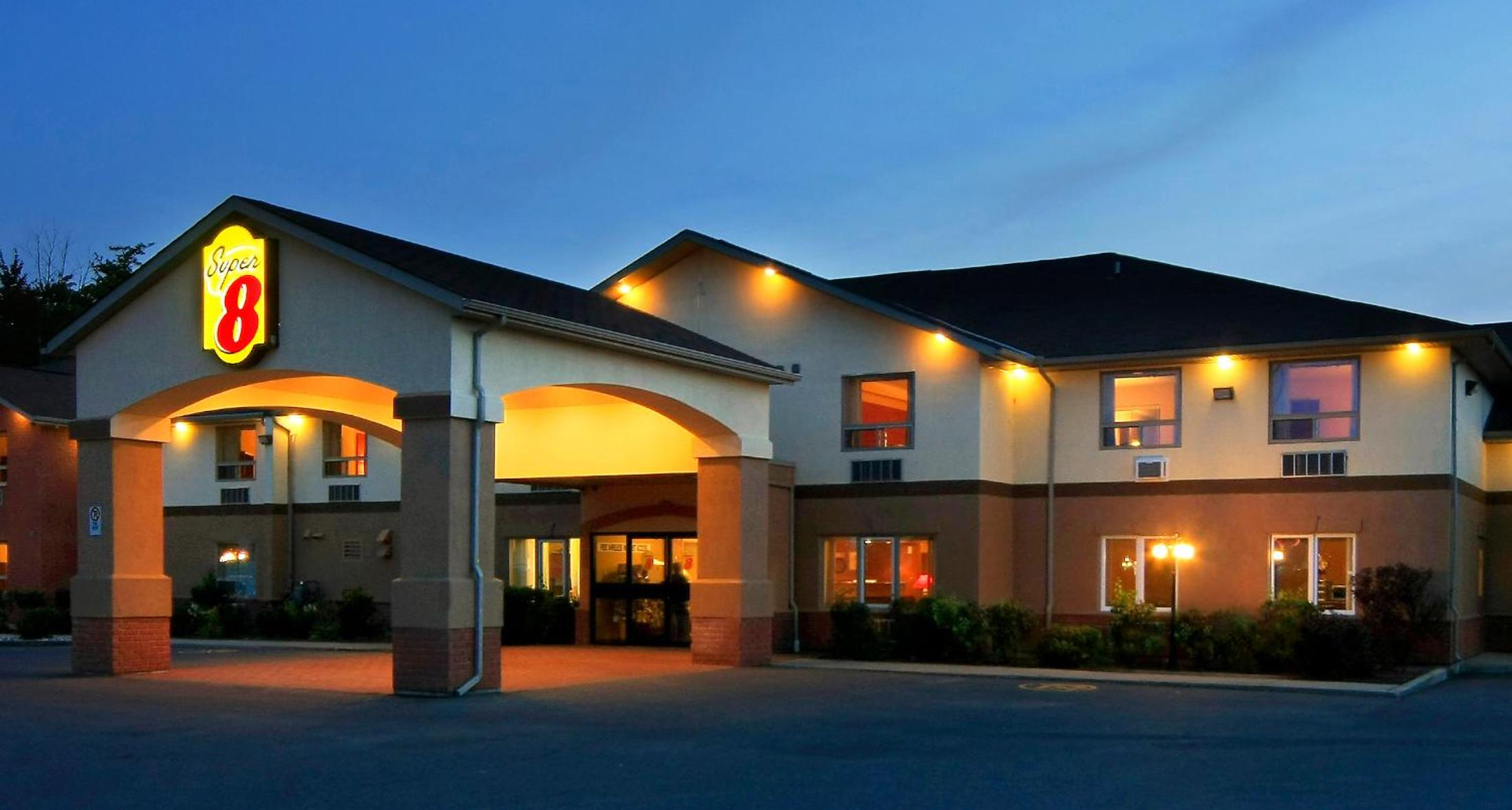 Cornwall Vacations - Super 8 by Wyndham Cornwall ON - Property Image 4