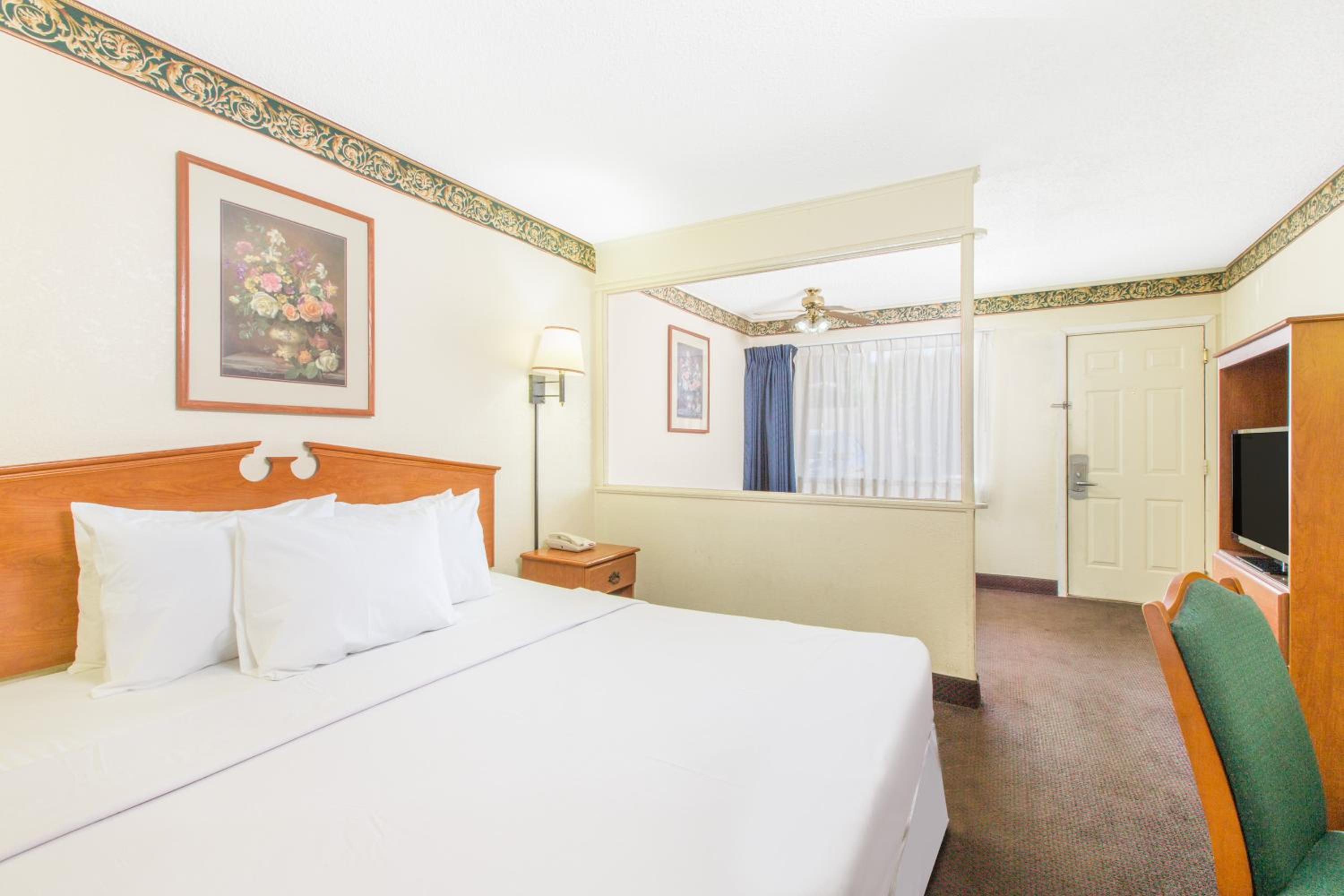 Marshall Vacations - Days Inn  Suites by Wyndham Marshall - Property Image 2