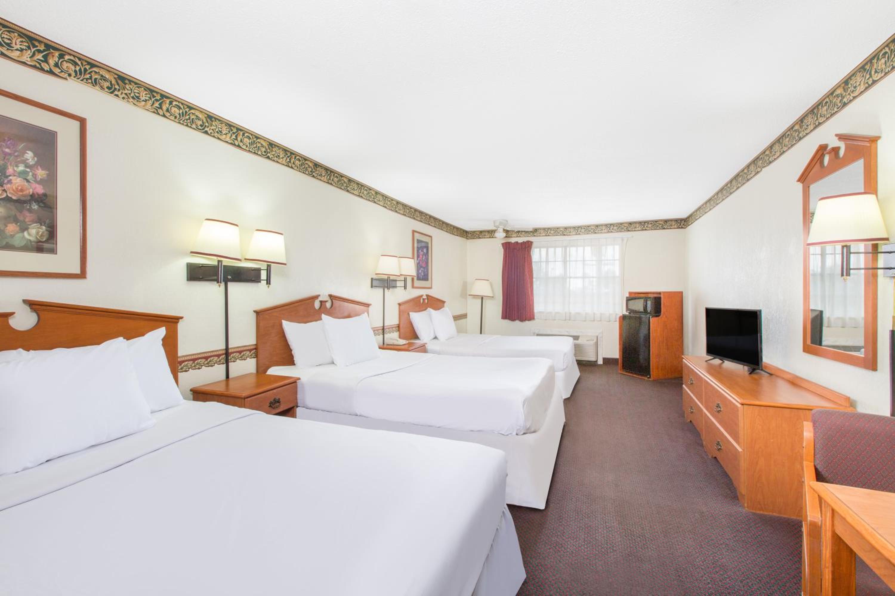 Marshall Vacations - Days Inn  Suites by Wyndham Marshall - Property Image 10