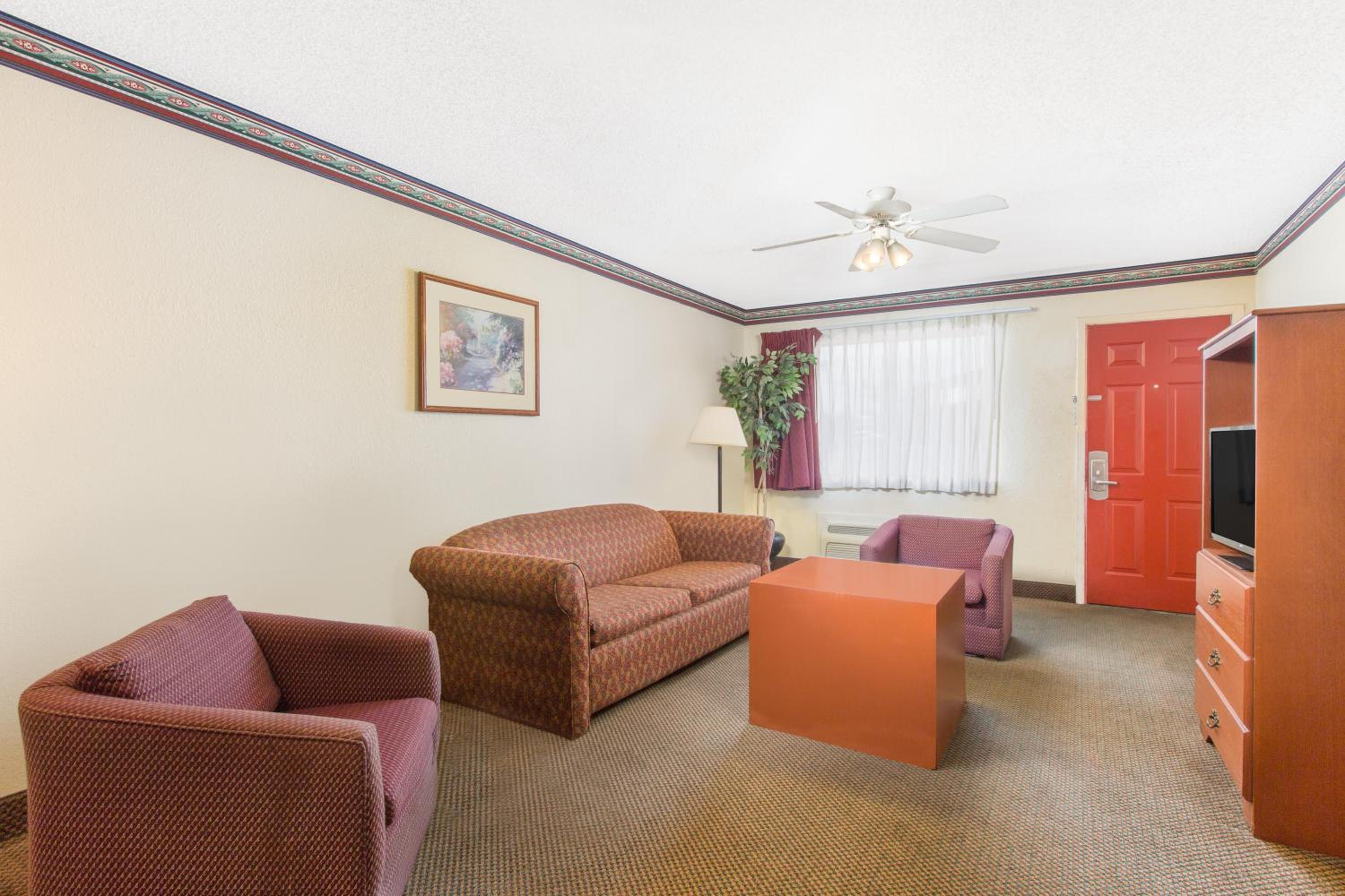Marshall Vacations - Days Inn  Suites by Wyndham Marshall - Property Image 8