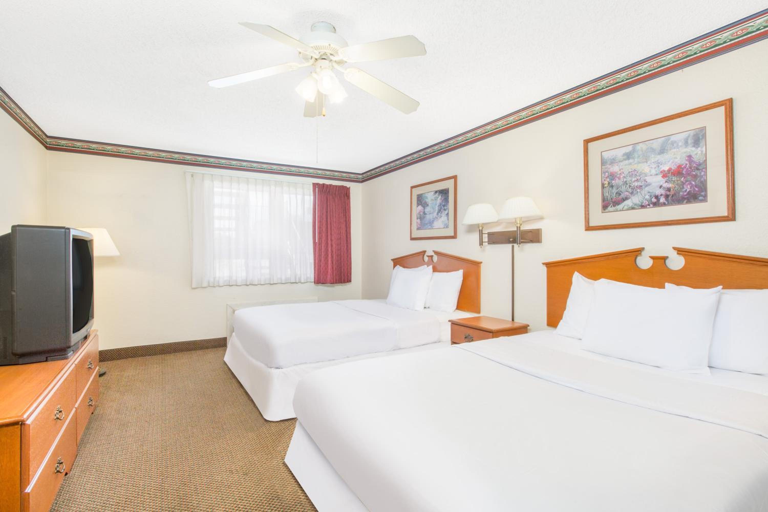 Marshall Vacations - Days Inn  Suites by Wyndham Marshall - Property Image 7