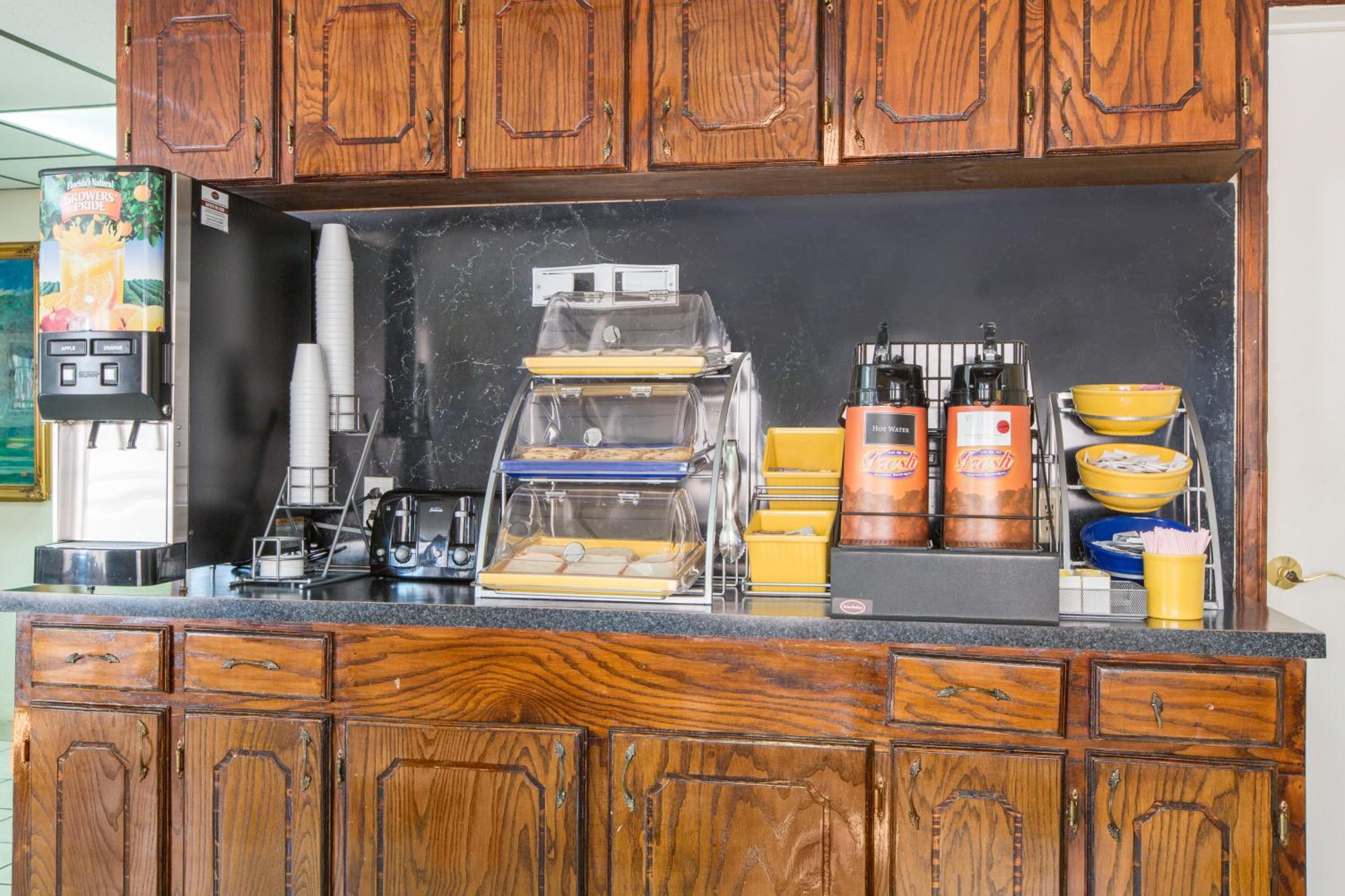 Marshall Vacations - Days Inn  Suites by Wyndham Marshall - Property Image 14