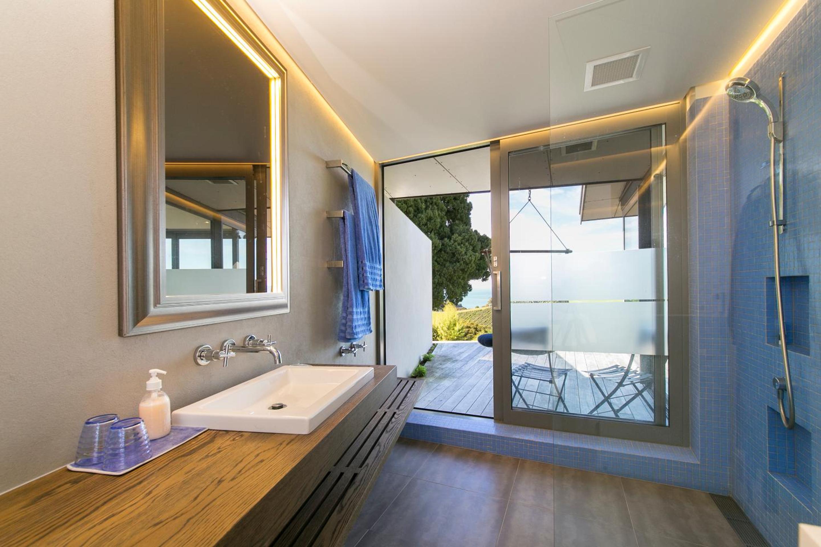 Waiheke Luxury Blue and Green Rooms view 4