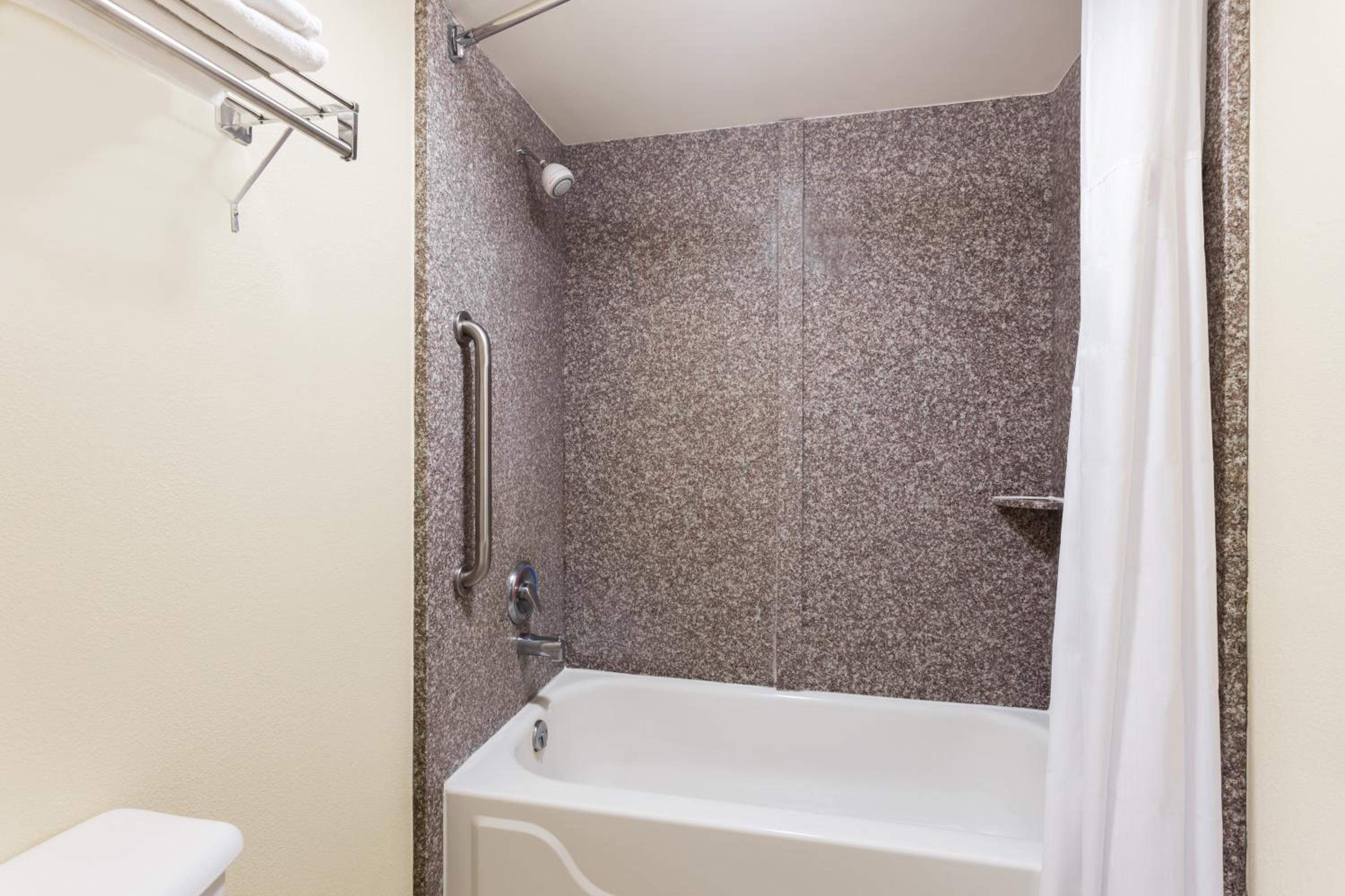 Days Inn & Suites by Wyndham Warner Robins Near Robins AFB