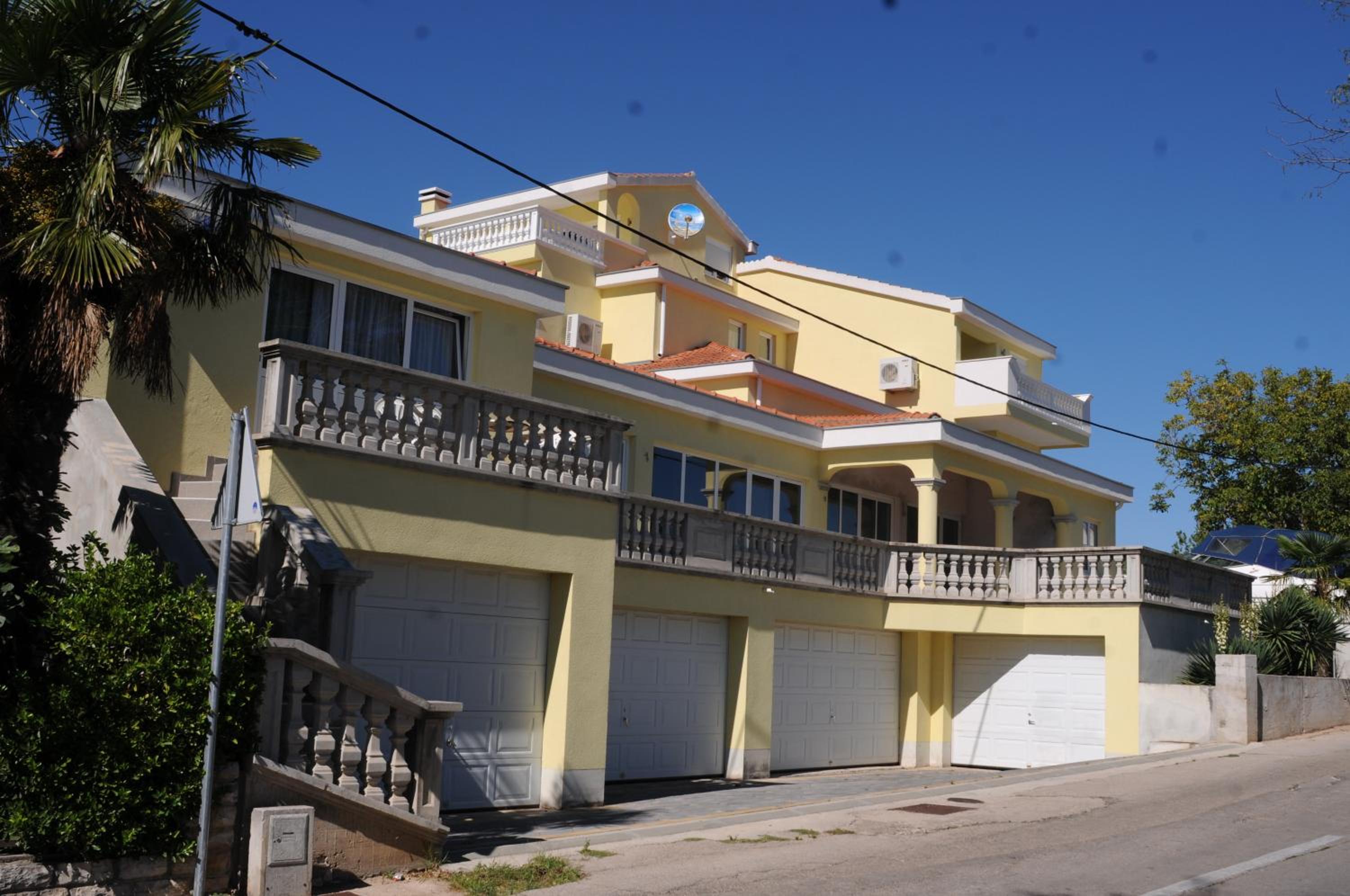 Apartments Jareb