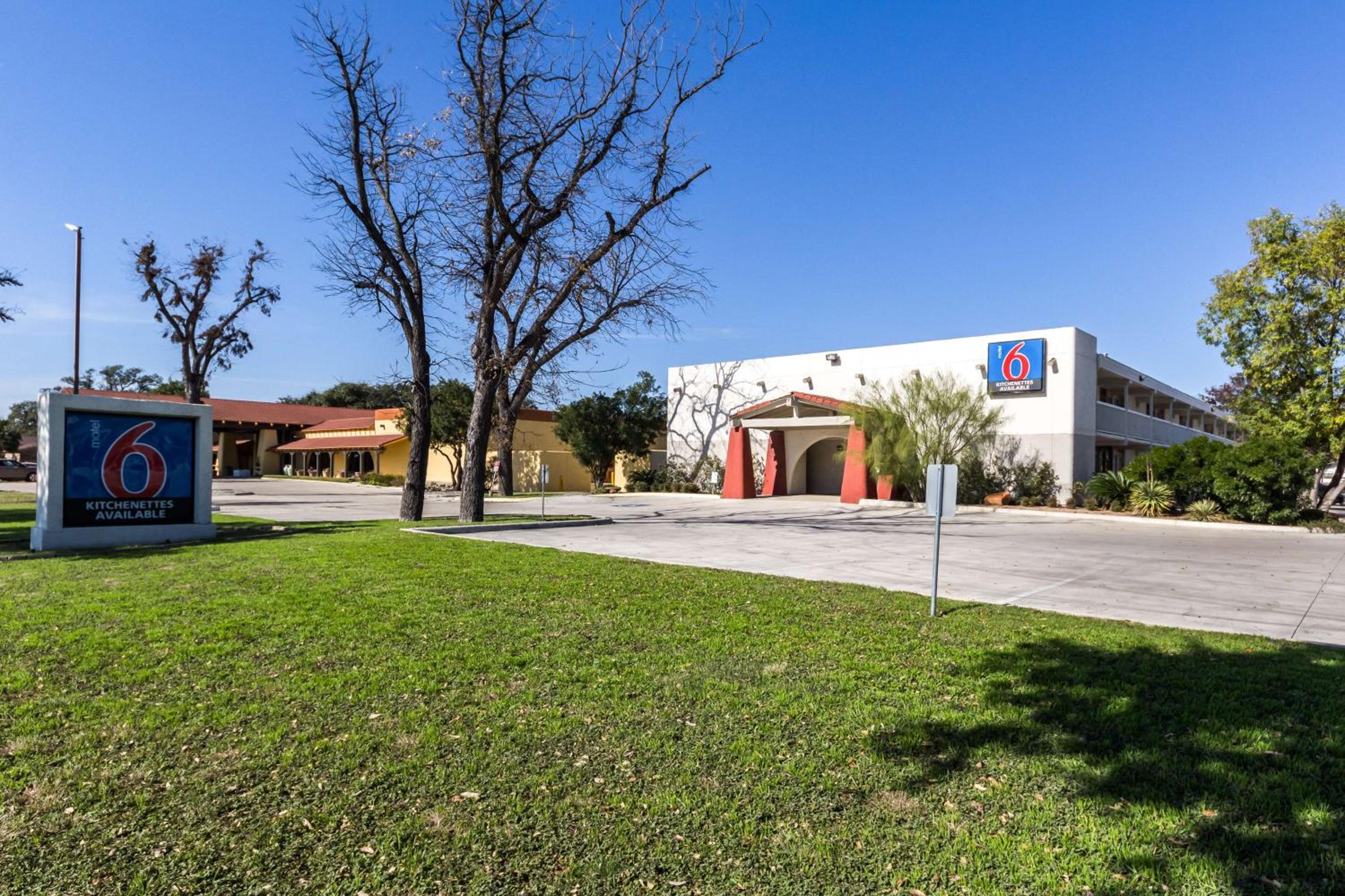Motel 6-Uvalde, TX view 3