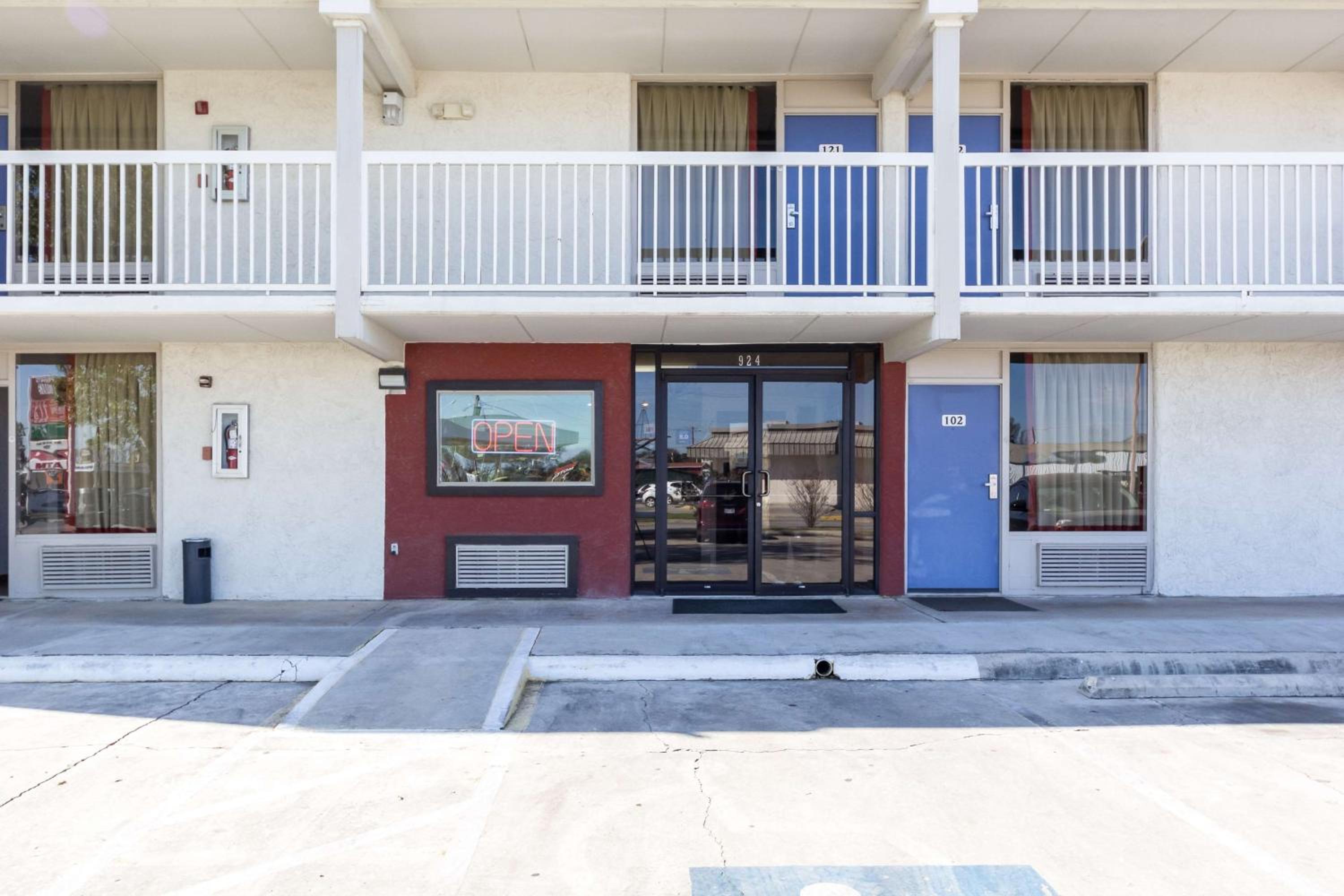 Motel 6-Uvalde, TX view 5