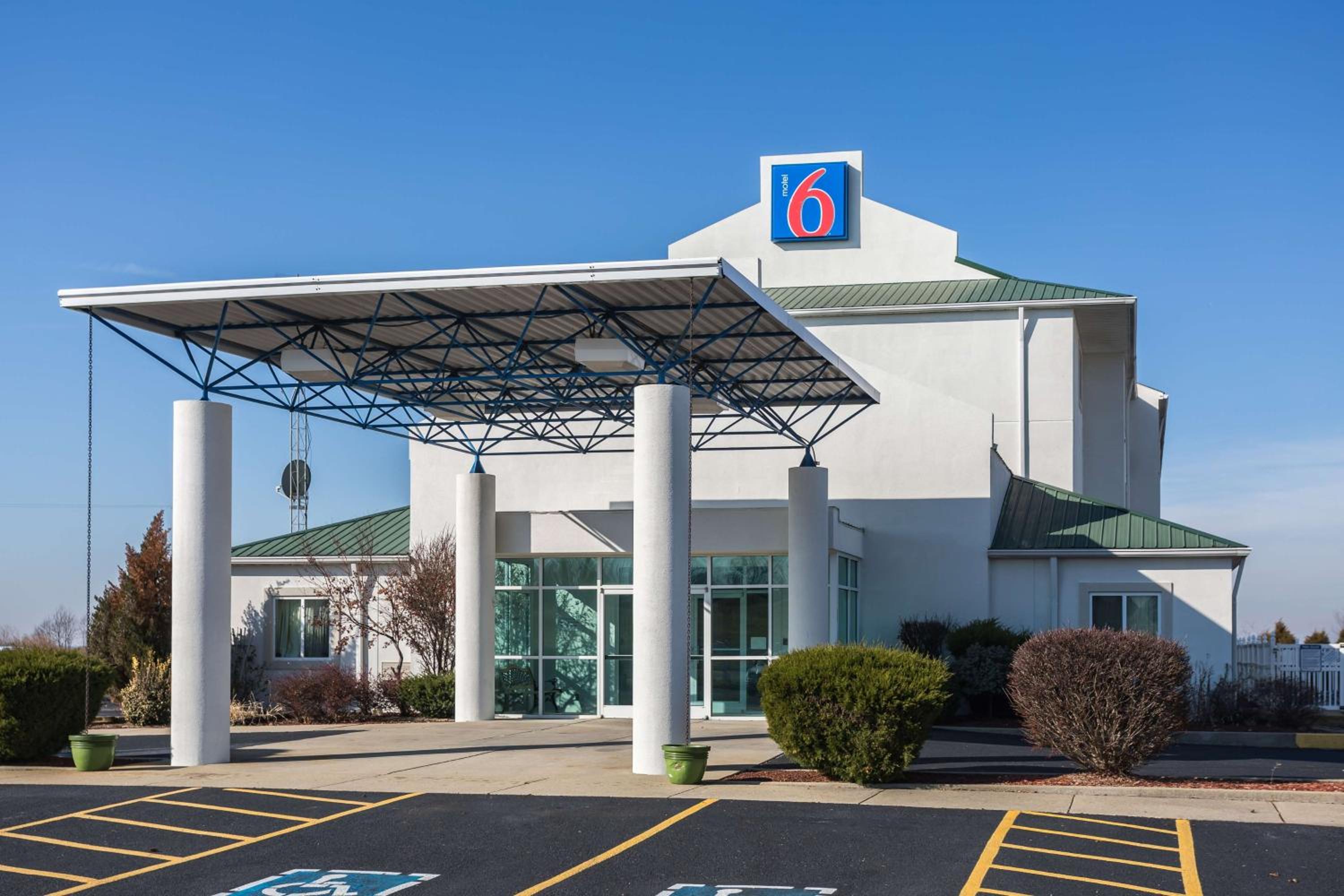 Motel 6 Dale, Indiana Near Holiday World and Splashing safari#Central Time #I64 Highway