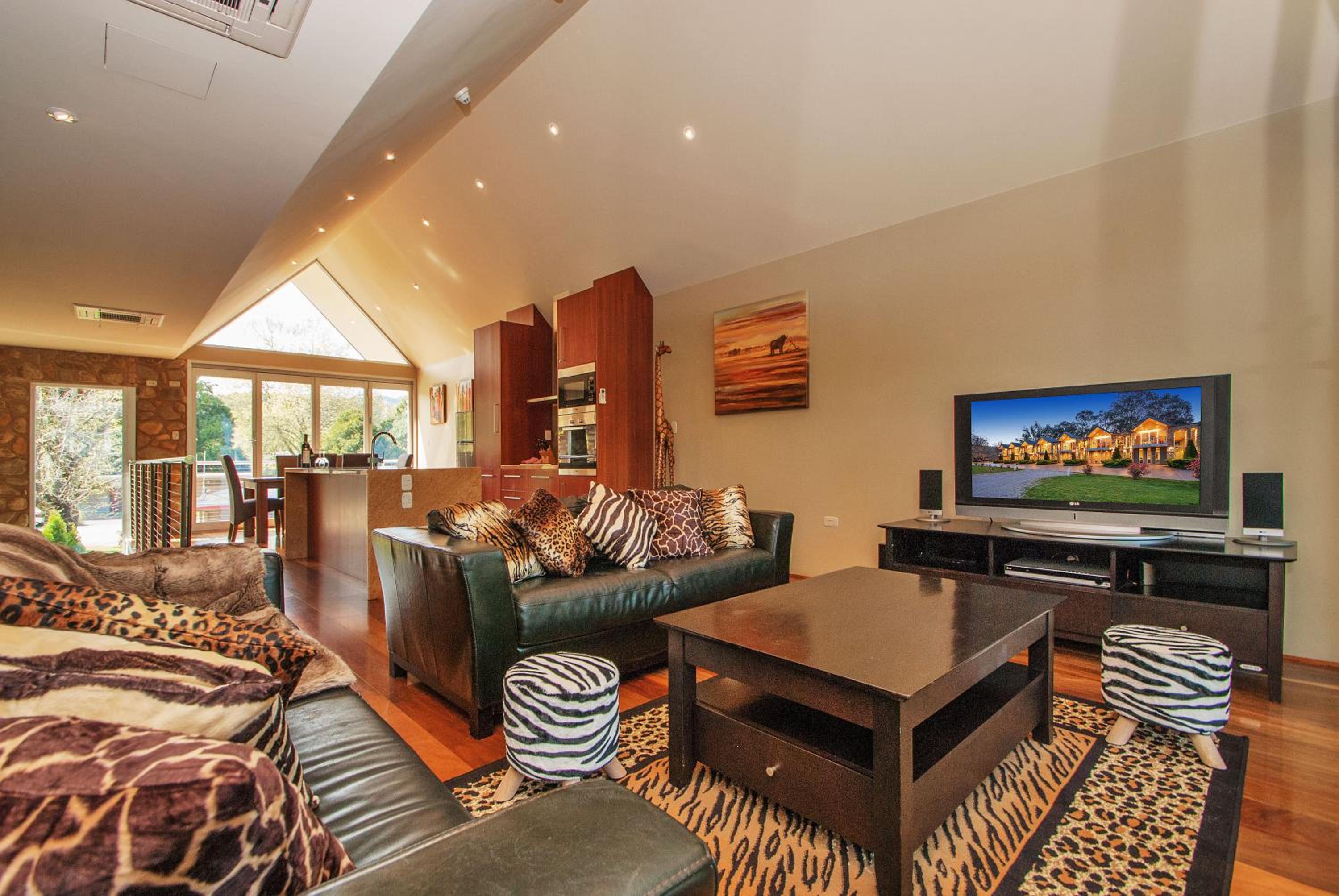 Centenary Peaks Riverview Townhouses Bright