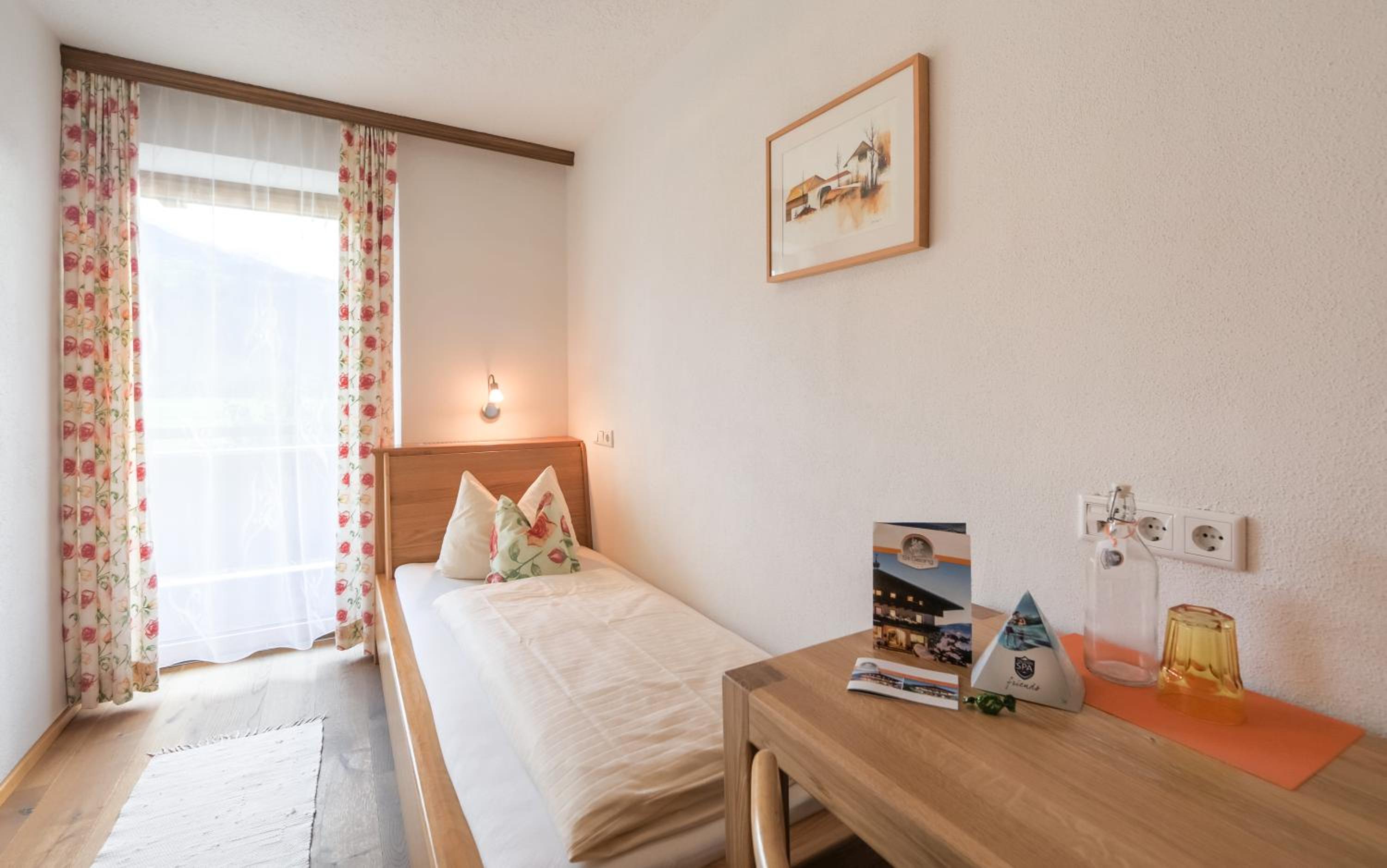 Simone's Platzerl - inklusive täglichem freien Eintritt Tauern Spa - nur 5 Gehminuten, Sommerkarte, privatem Garten mit Schwimmteich, Grill und Saunabereic