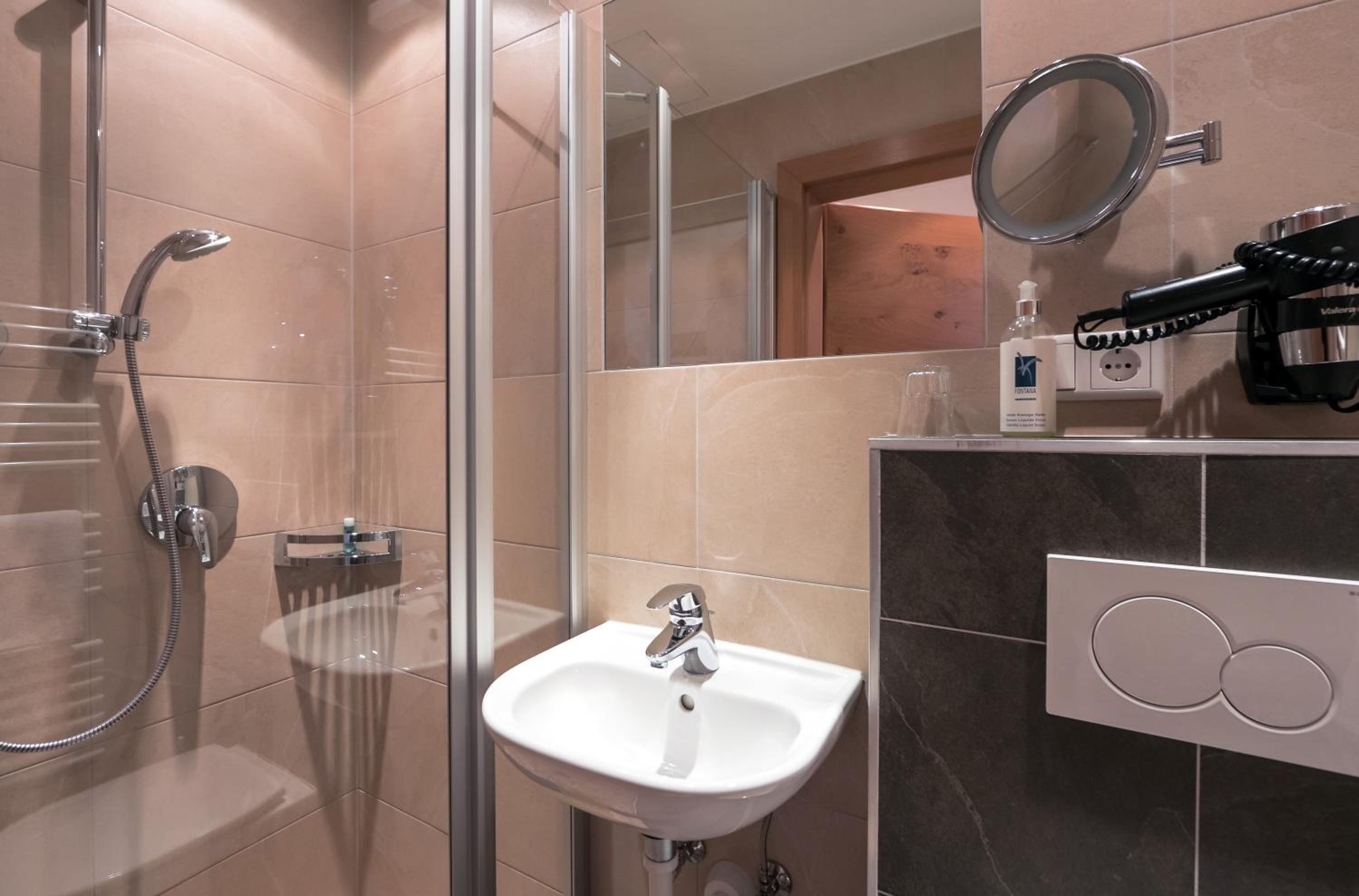 Simone's Platzerl - inklusive täglichem freien Eintritt Tauern Spa - nur 5 Gehminuten, Sommerkarte, privatem Garten mit Schwimmteich, Grill und Saunabereic