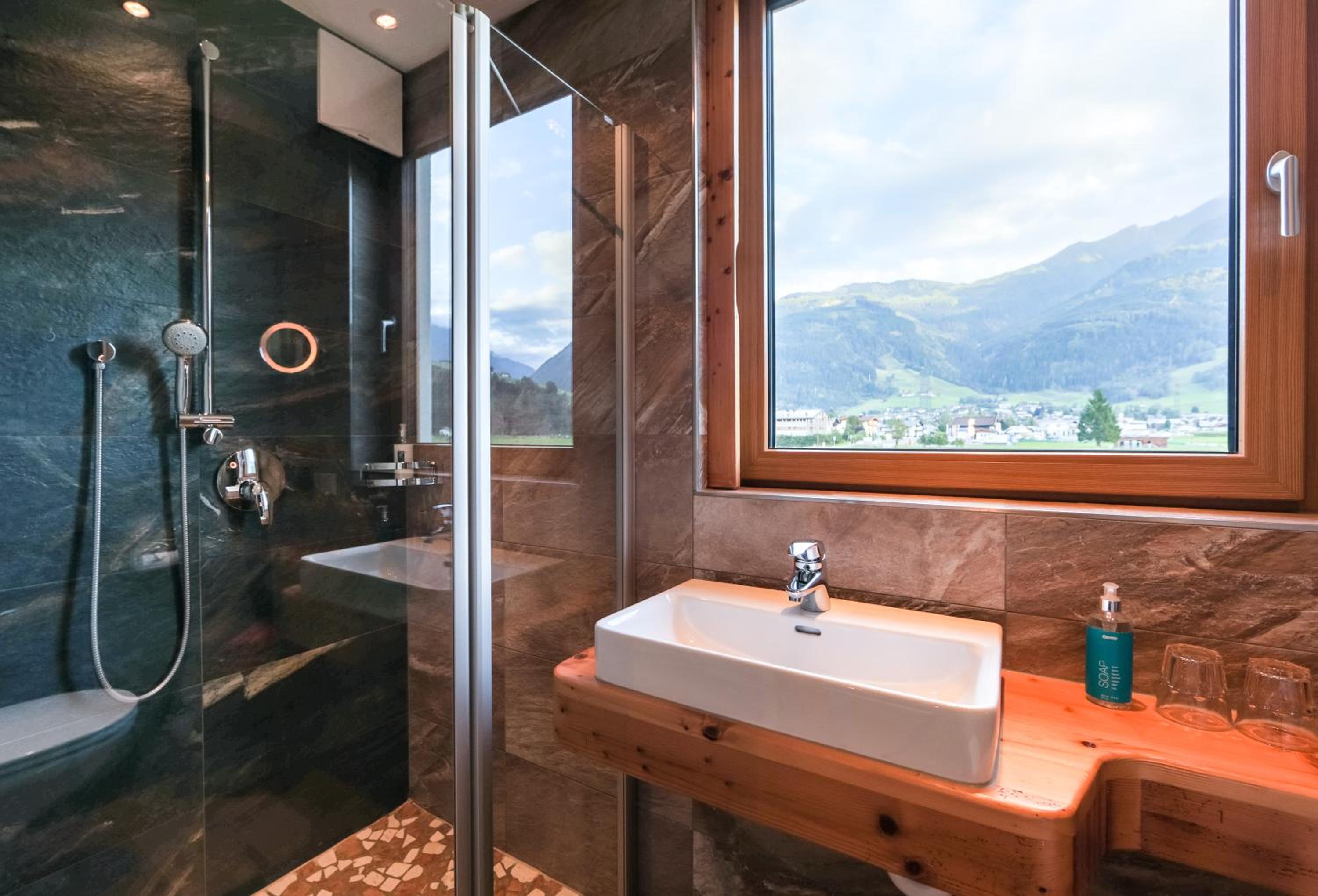 Simone's Platzerl - inklusive täglichem freien Eintritt Tauern Spa - nur 5 Gehminuten, Sommerkarte, privatem Garten mit Schwimmteich, Grill und Saunabereic