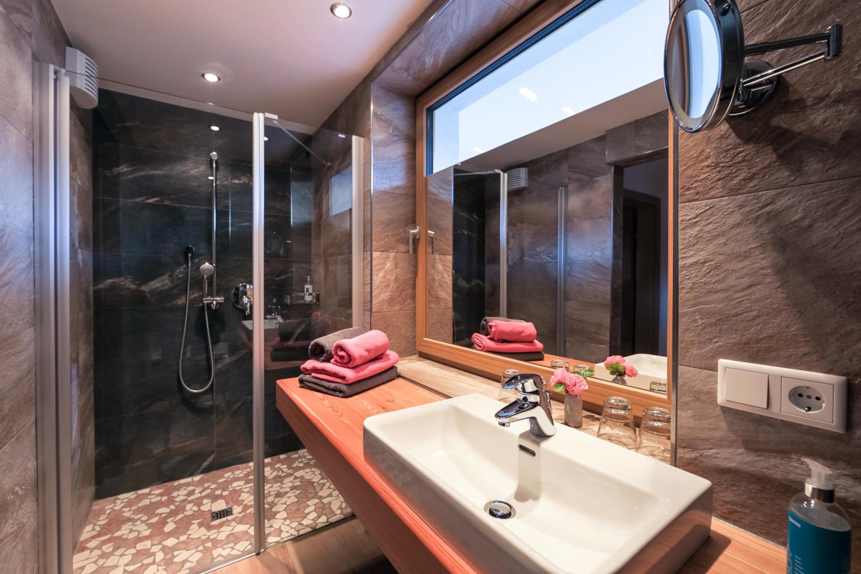 Simone's Platzerl - inklusive täglichem freien Eintritt Tauern Spa - nur 5 Gehminuten, Sommerkarte, privatem Garten mit Schwimmteich, Grill und Saunabereic