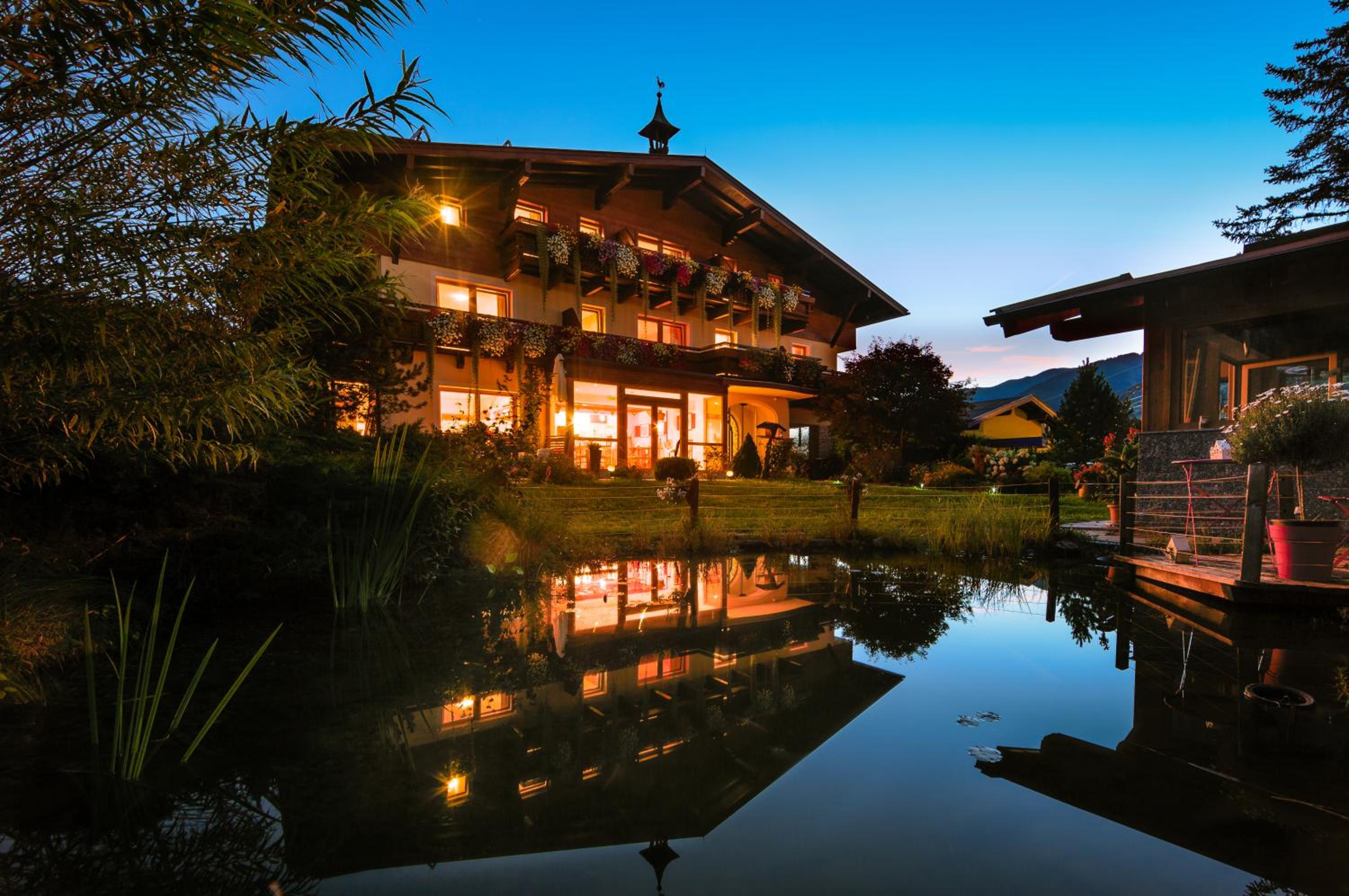 Simone's Platzerl - inklusive täglichem freien Eintritt Tauern Spa - nur 5 Gehminuten, Sommerkarte, privatem Garten mit Schwimmteich, Grill und Saunabereic