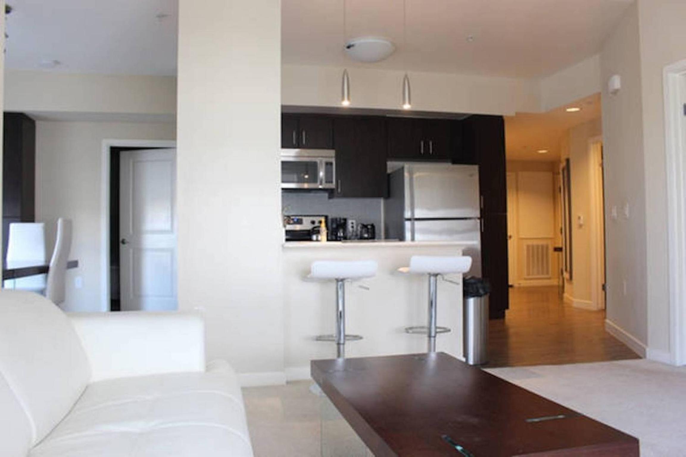 Miracle Mile Apartments - Image 2